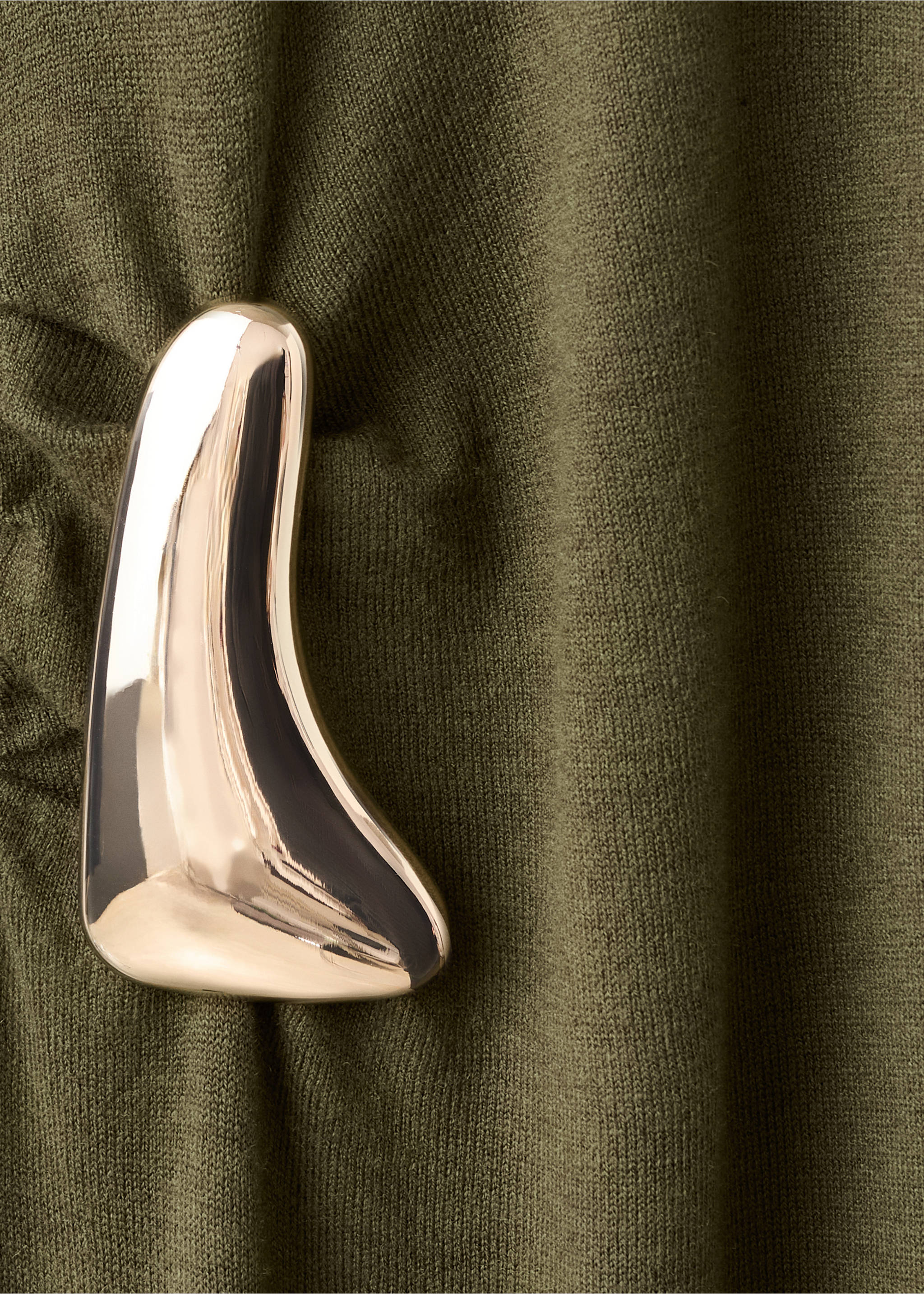 فستان محبوك برقبة عالية مع دبوس زينة - تفاصيل المنتج 8, أسمر ضارب إلى الصفرة. Ref: 27061265-00.