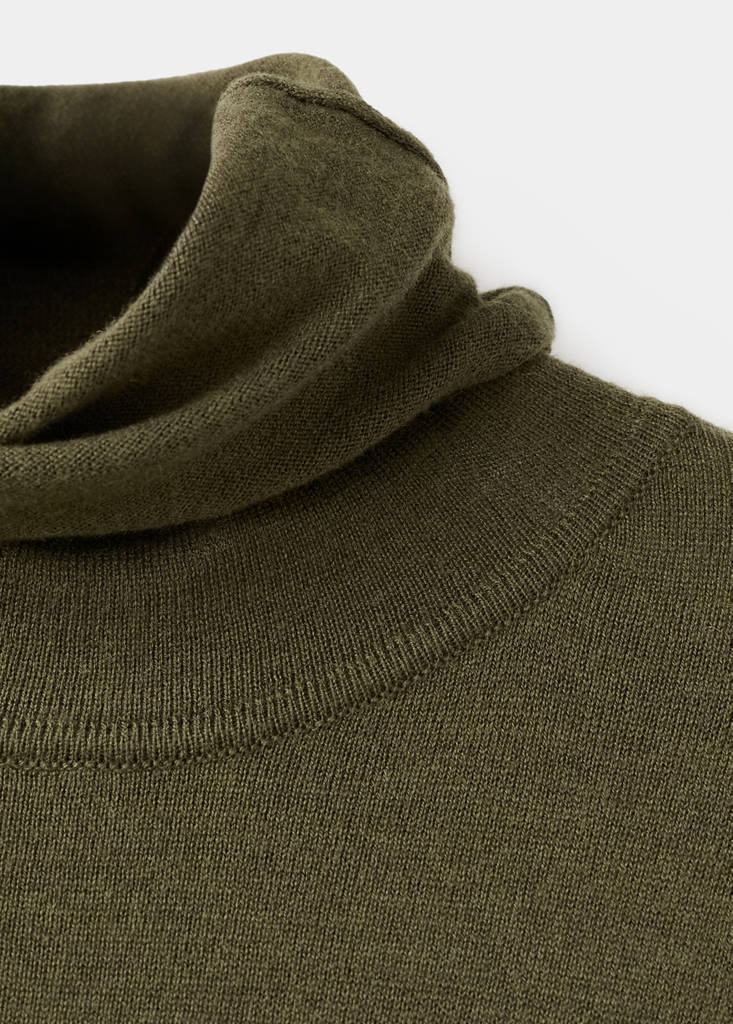 Turtleneck knitted dress with brooch — Khaki