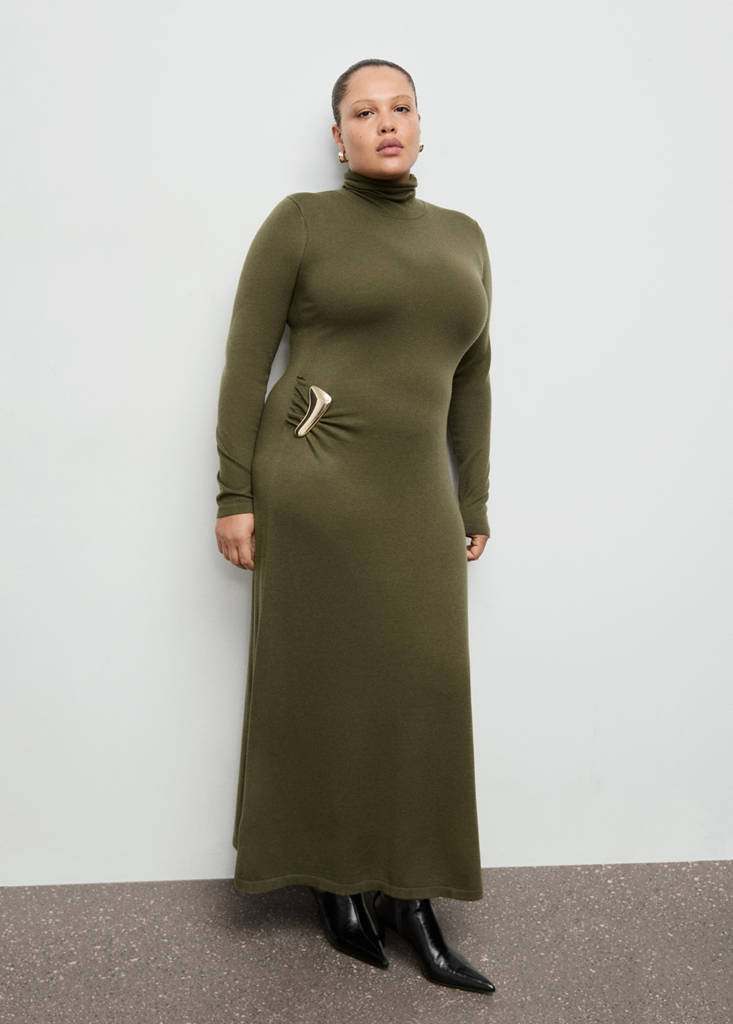 Turtleneck knitted dress with brooch — Khaki