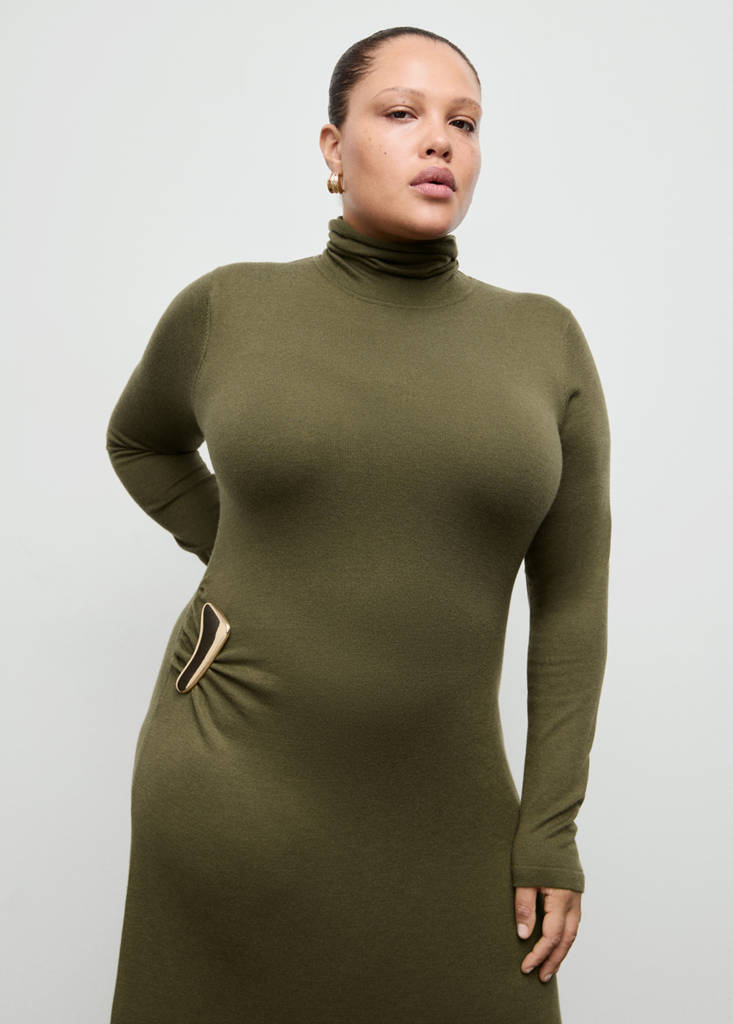Turtleneck knitted dress with brooch — Khaki