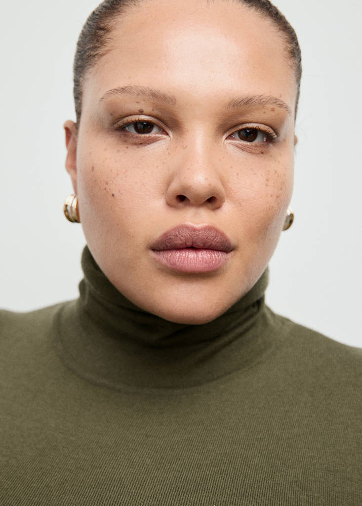 Turtleneck knitted dress with brooch — Khaki