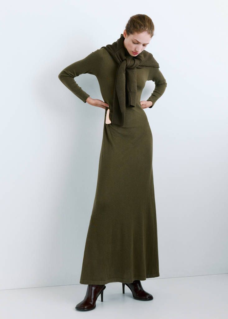 Turtleneck knitted dress with brooch — Khaki