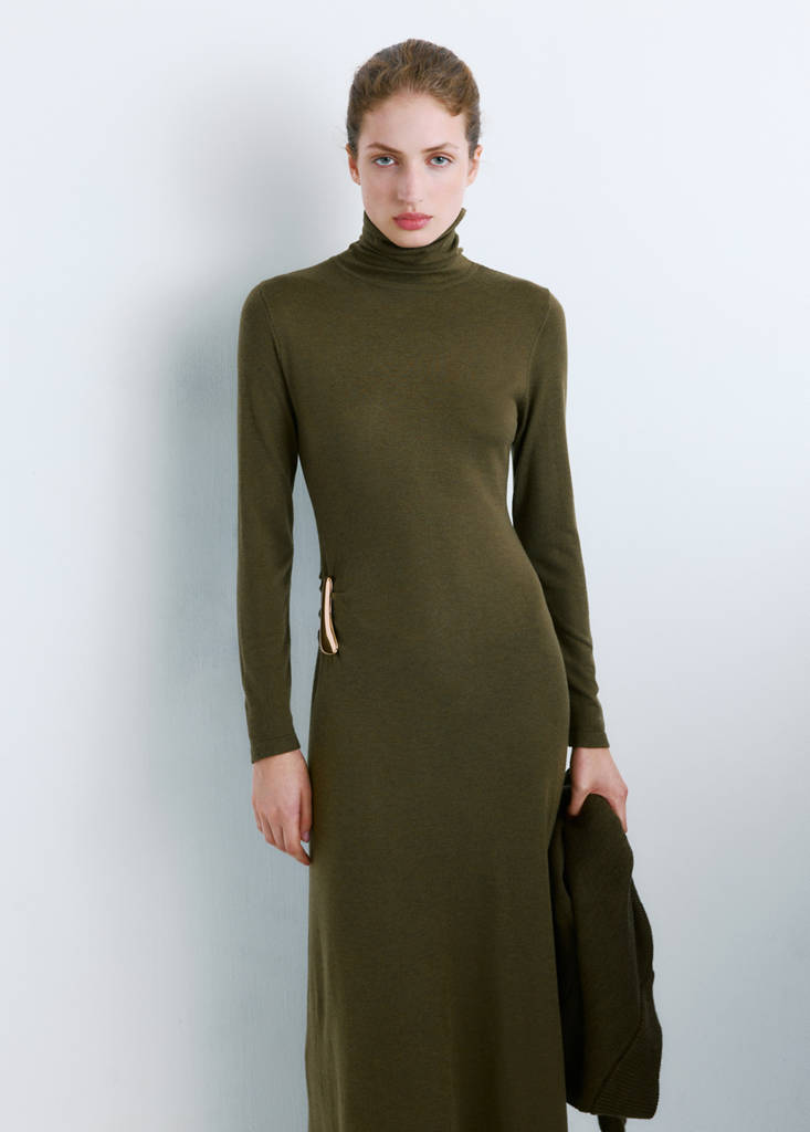 Turtleneck knitted dress with brooch — Khaki