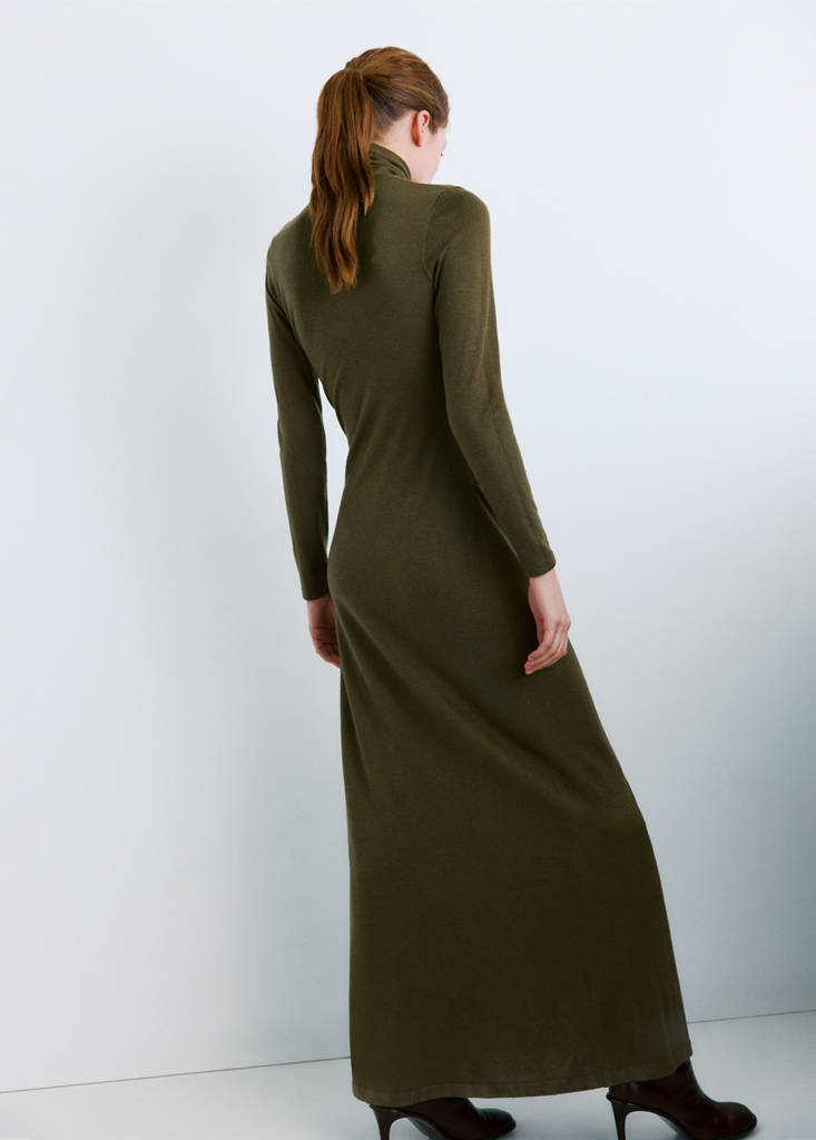 Turtleneck knitted dress with brooch — Khaki