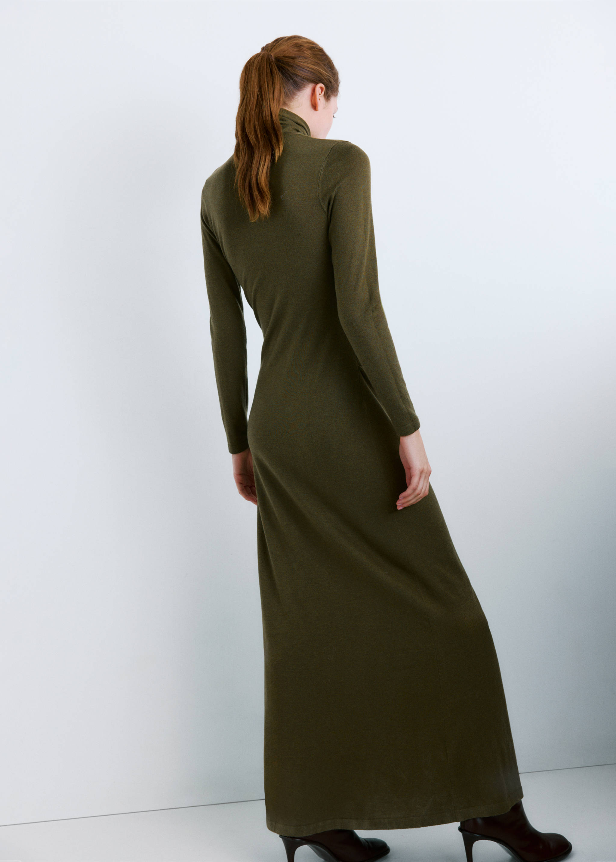 Turtleneck knitted dress with brooch - Reverse of the article