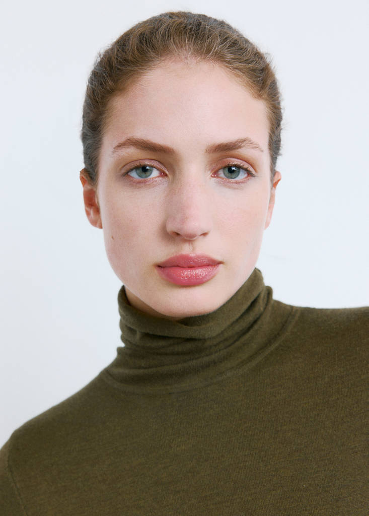 Turtleneck knitted dress with brooch — Khaki