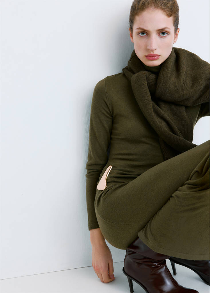 Turtleneck knitted dress with brooch — Khaki