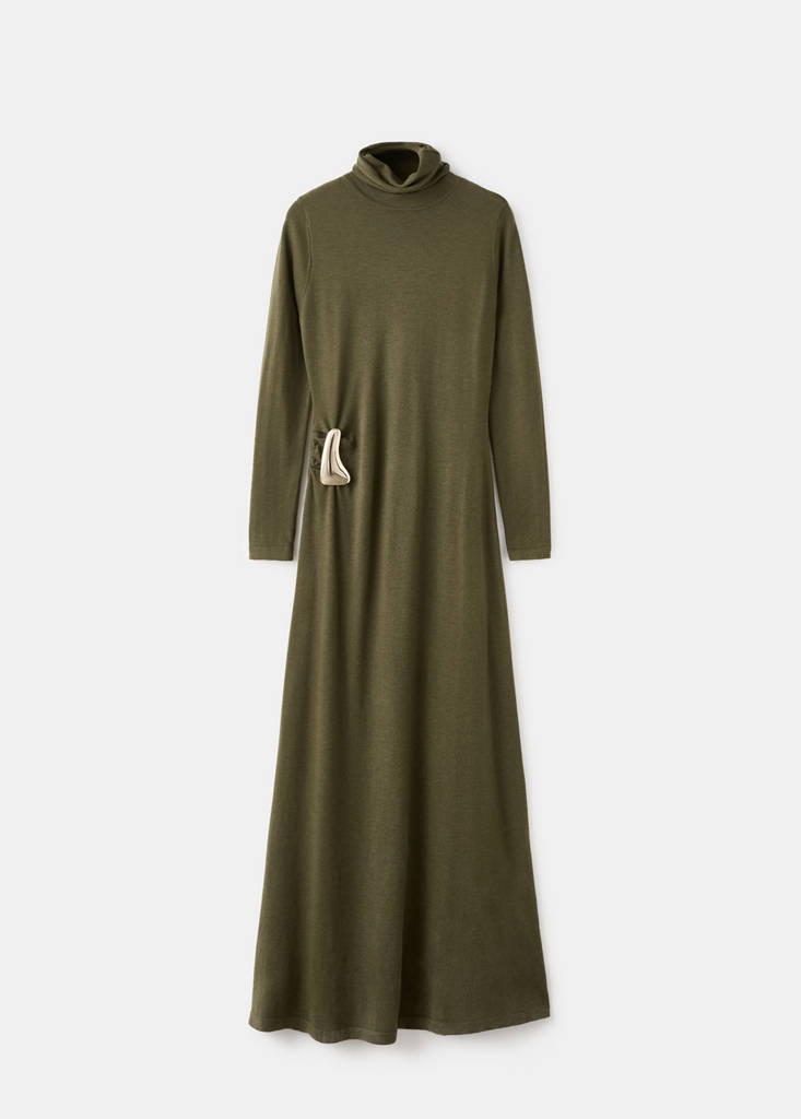 Turtleneck knitted dress with brooch — Khaki