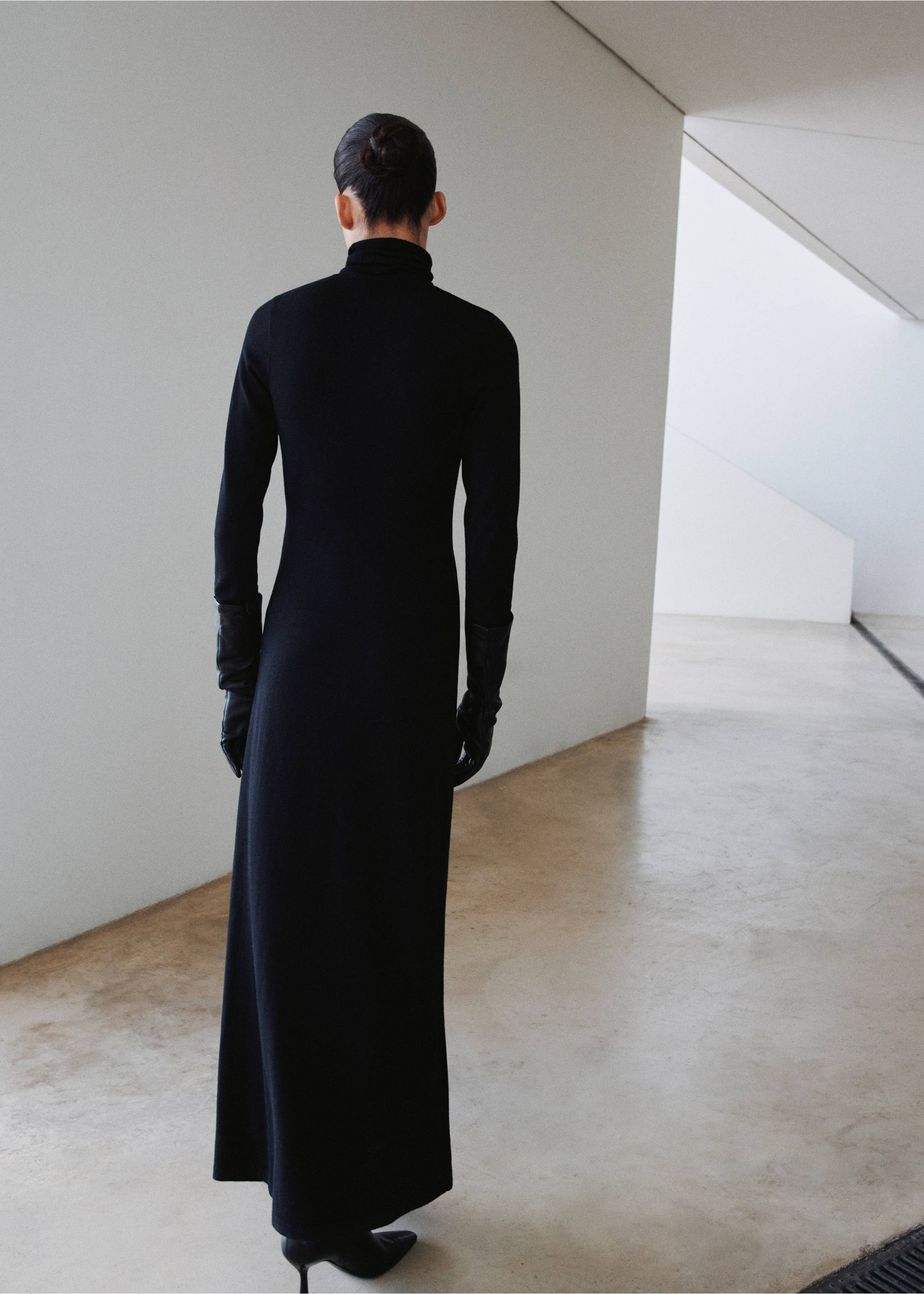 Turtleneck knitted dress with brooch - Reverse of the article, Black. Ref: 27061265-00.