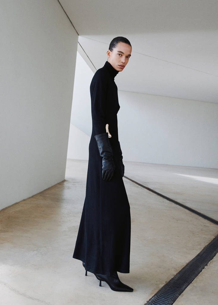 Turtleneck knitted dress with brooch — Black
