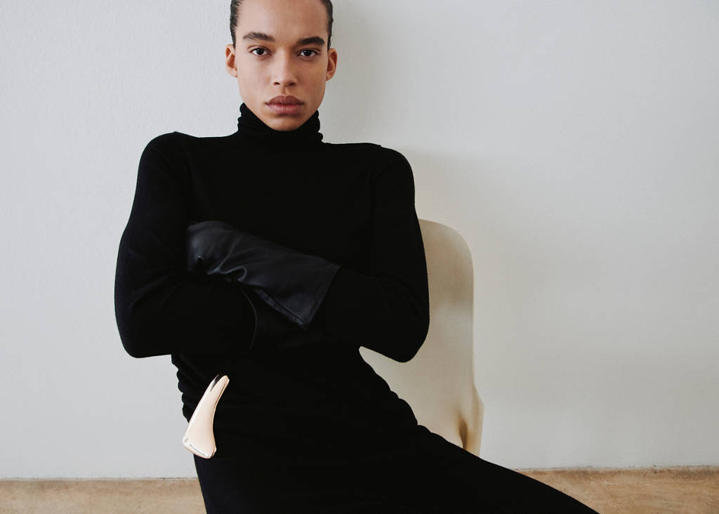 Turtleneck knitted dress with brooch — Black