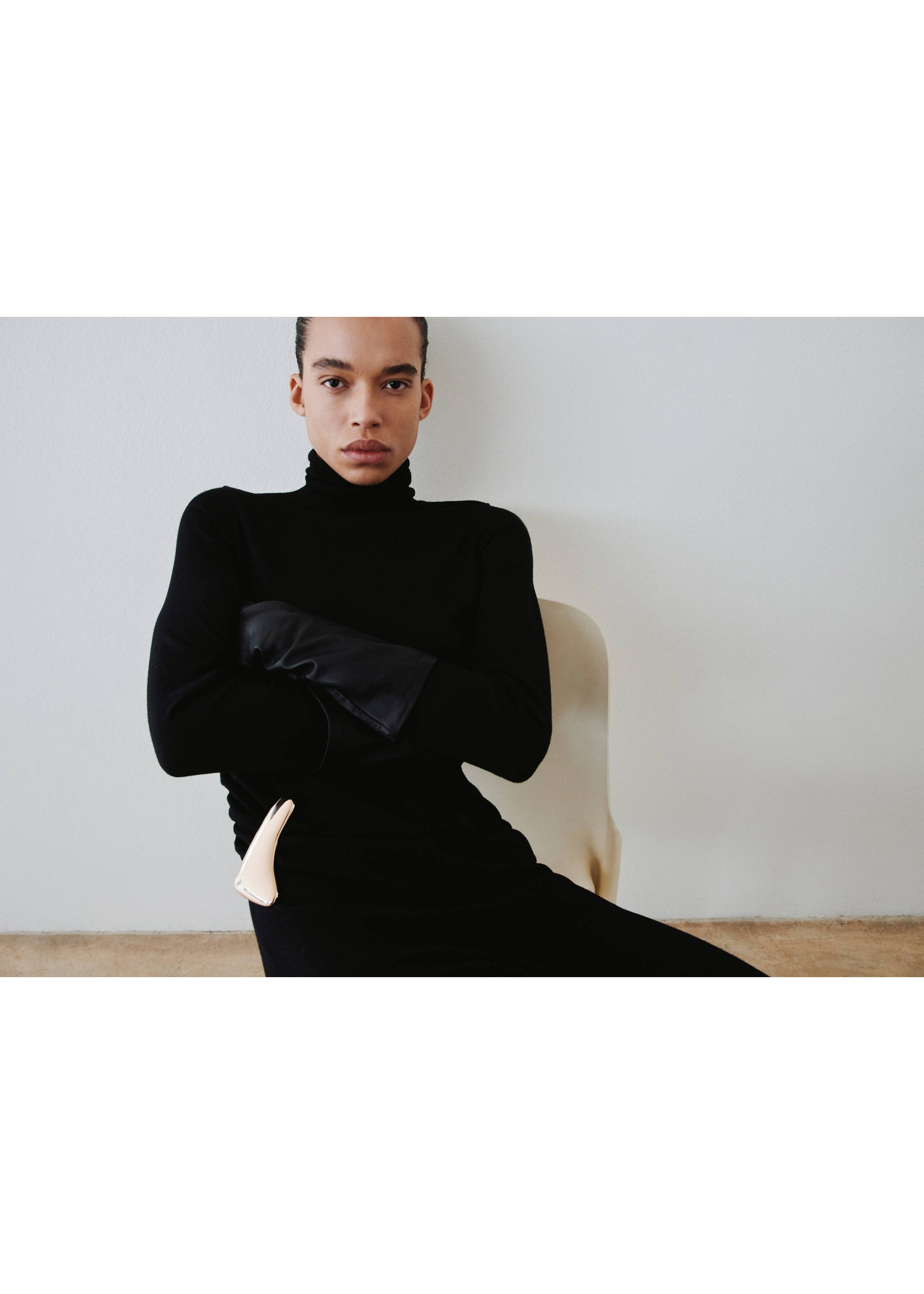 Turtleneck knitted dress with brooch - Details of the article 2, Black. Ref: 27061265-00.