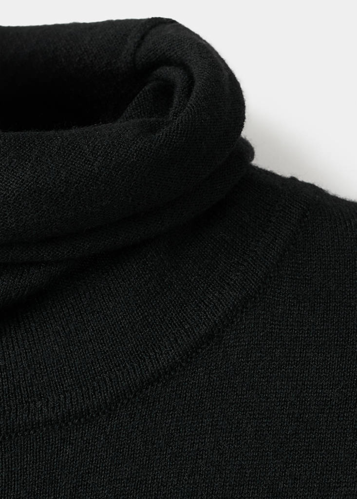 Turtleneck knitted dress with brooch — Black