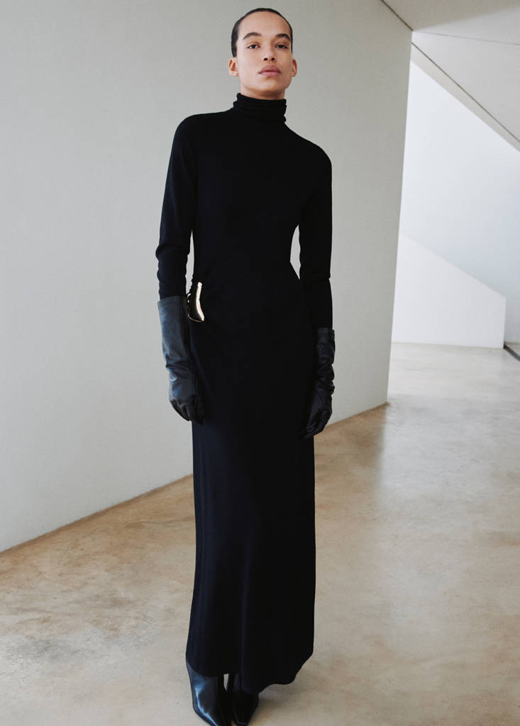 Turtleneck knitted dress with brooch — Black