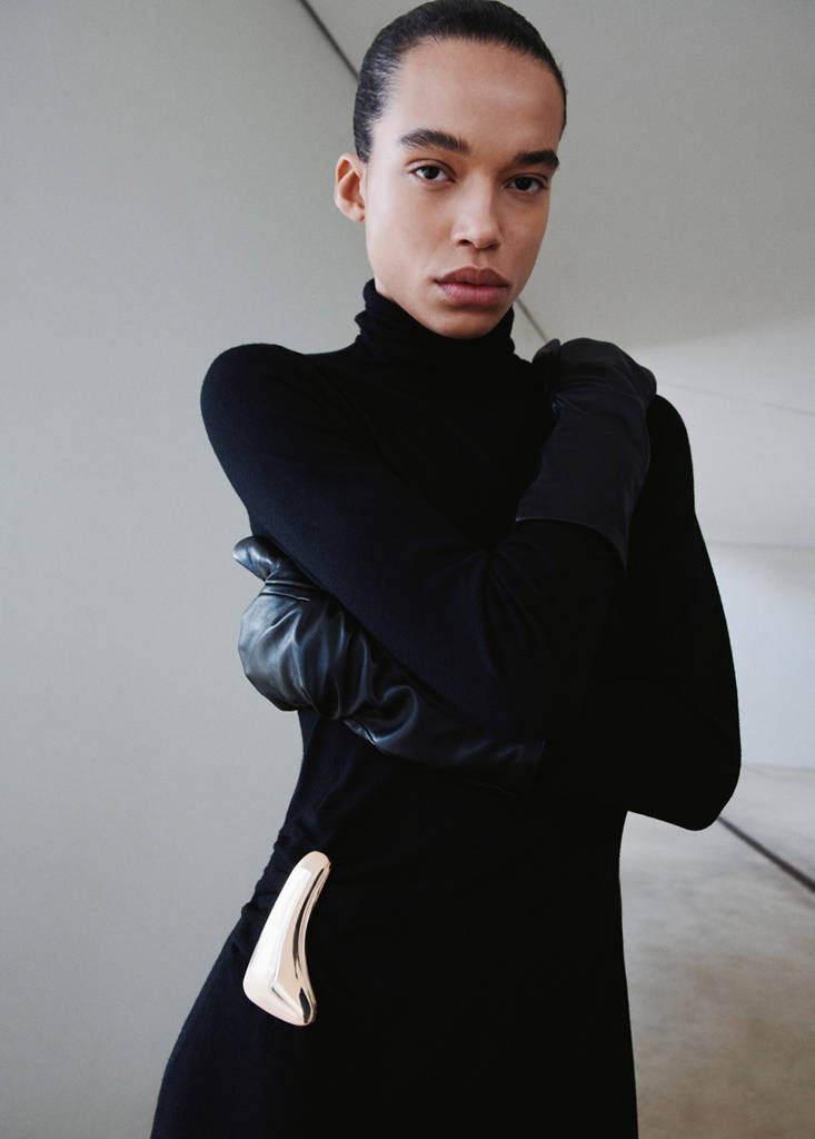 Turtleneck knitted dress with brooch — Black