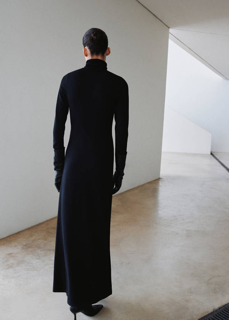 Turtleneck knitted dress with brooch — Black