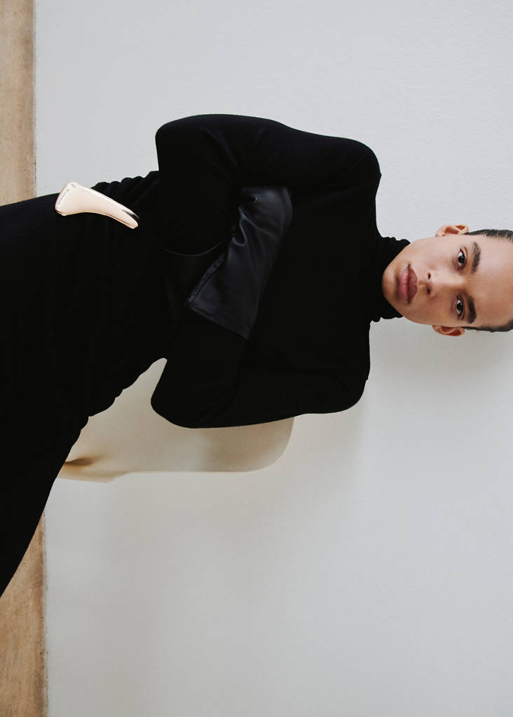 Turtleneck knitted dress with brooch — Black