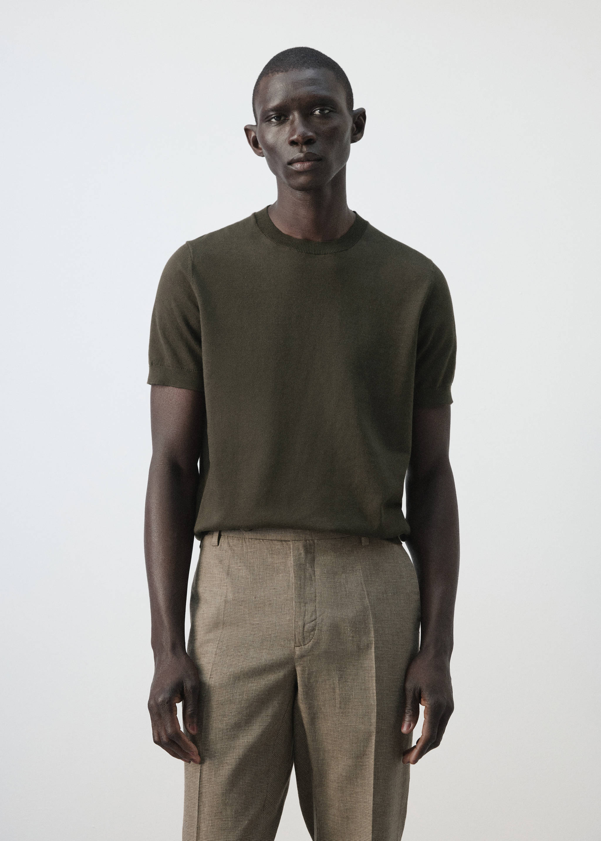 Футболка из тонкого трикотажа из 100% хлопка - Средний план