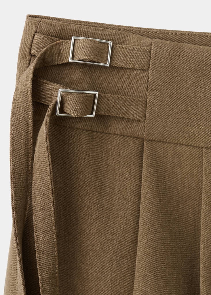 Short pleated skirt with buckles — Brown