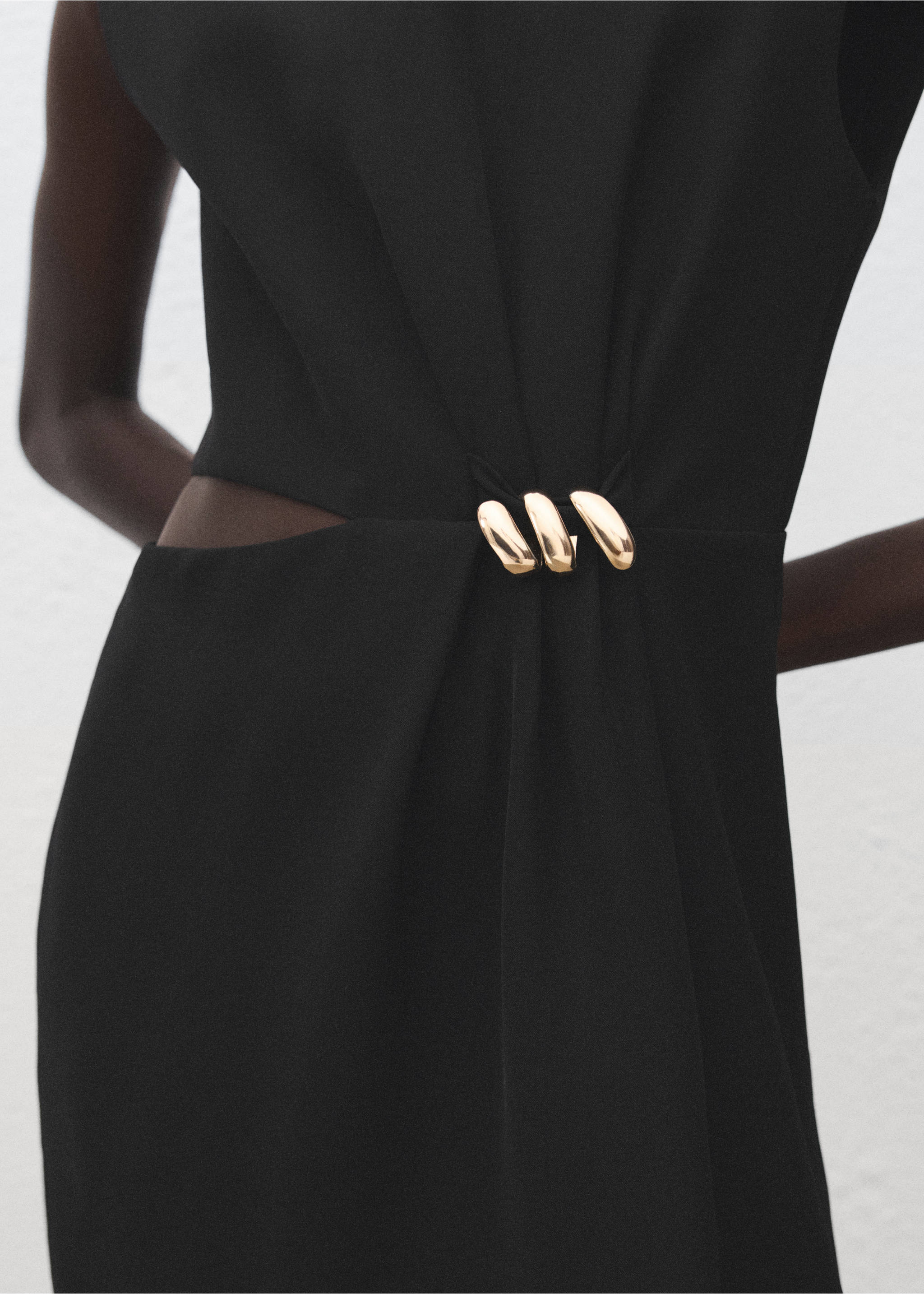 Vestit cut out adorn metàl·lic - Detall de l'article 6, Negre. Ref: 27061284-00.