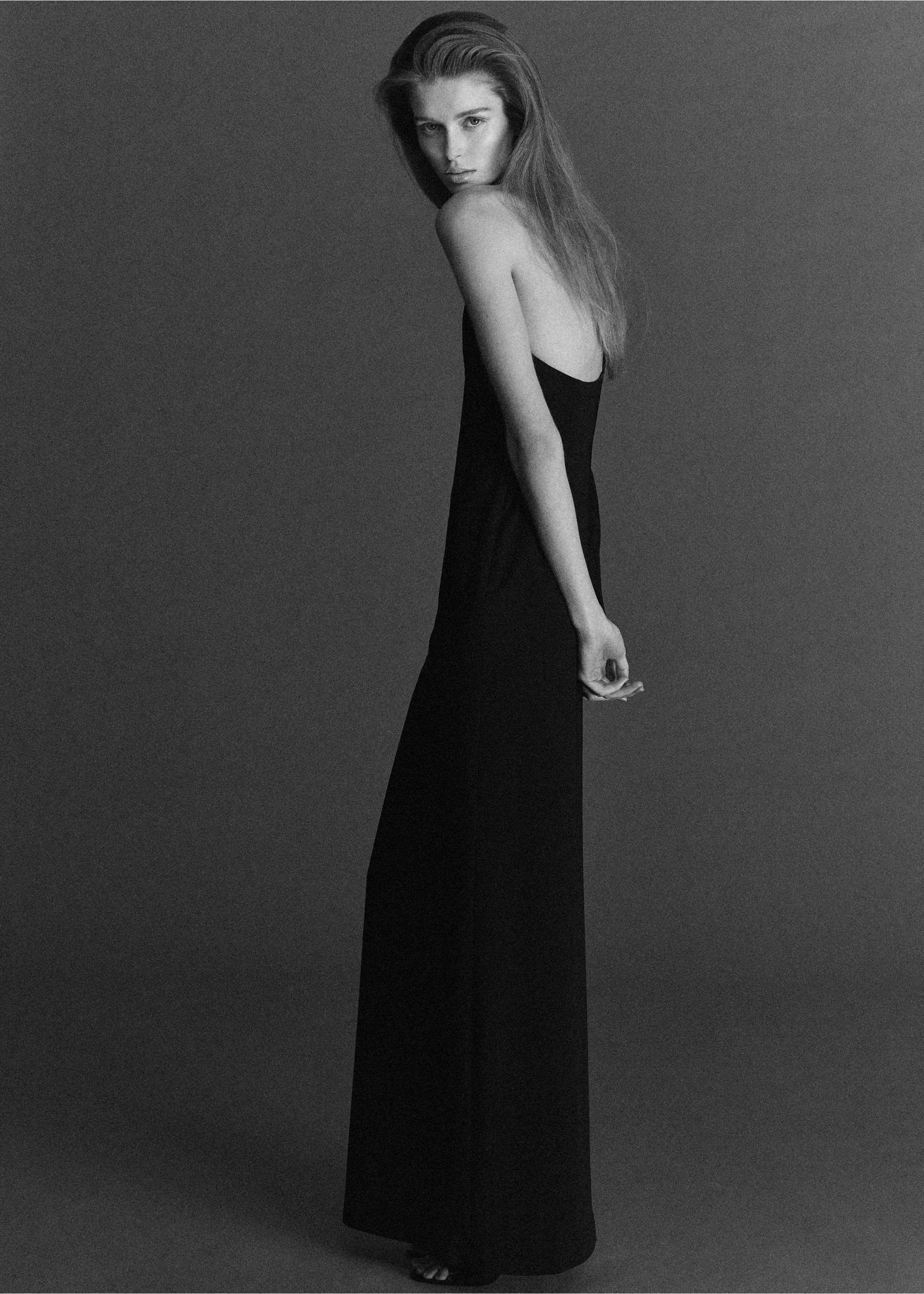 Aszimmetrikus, nyitott hátú ruha - A cikk hátulja, Fekete. Ref: 27061290-00.