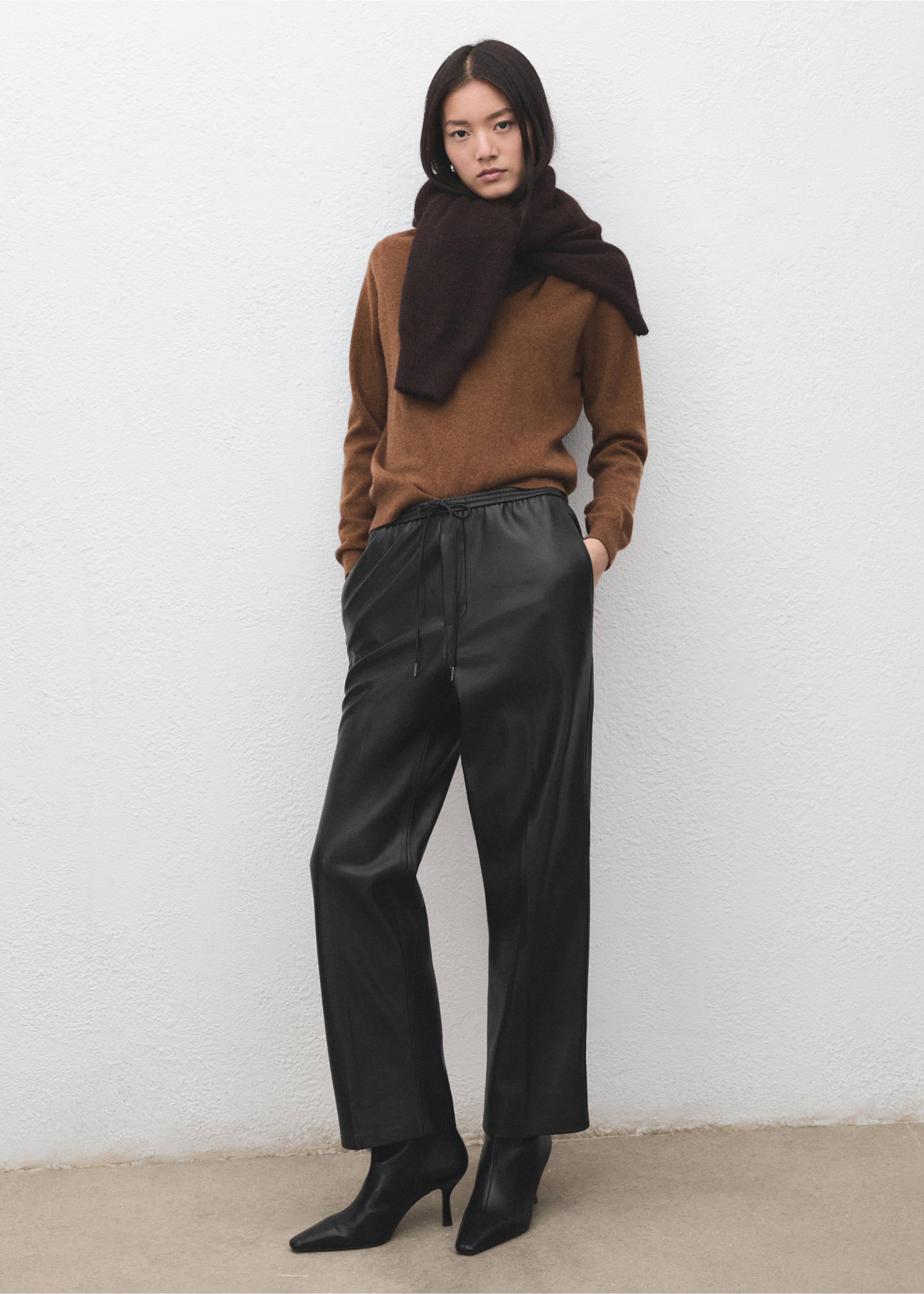 Faux-leather trousers with elastic waist - General plane, Black. Ref: 27061293-00.