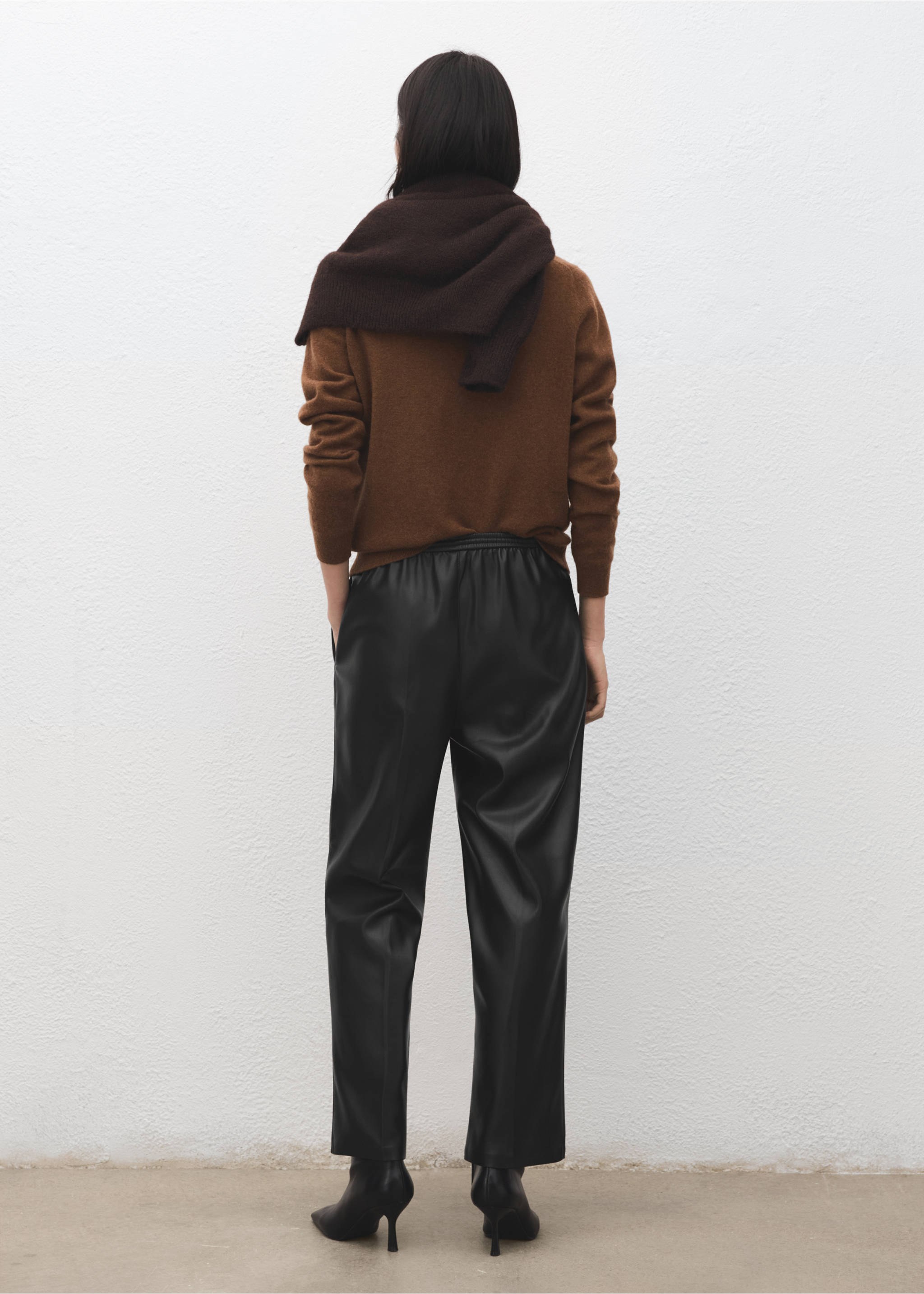 Faux-leather trousers with elastic waist - Reverse of the article, Black. Ref: 27061293-00.