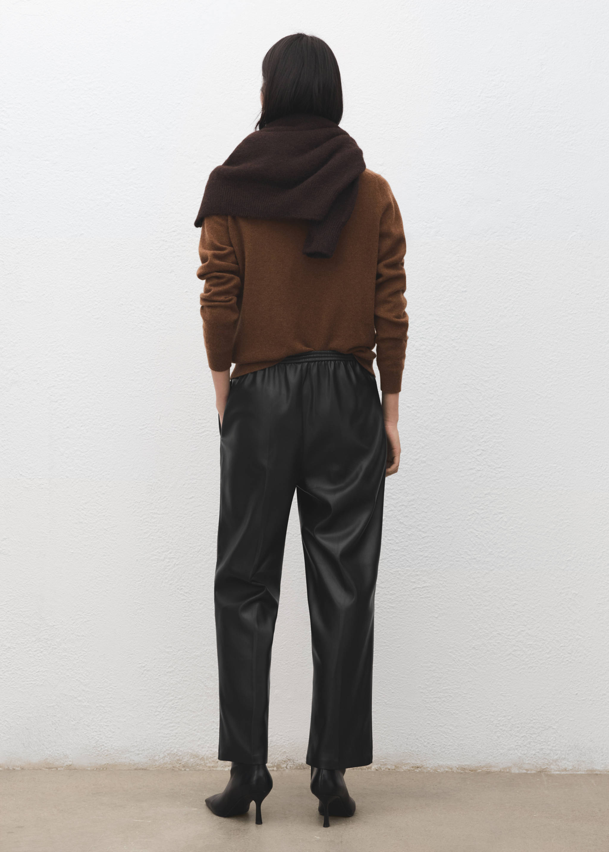 Faux-leather trousers with elastic waist - Reverse of the article