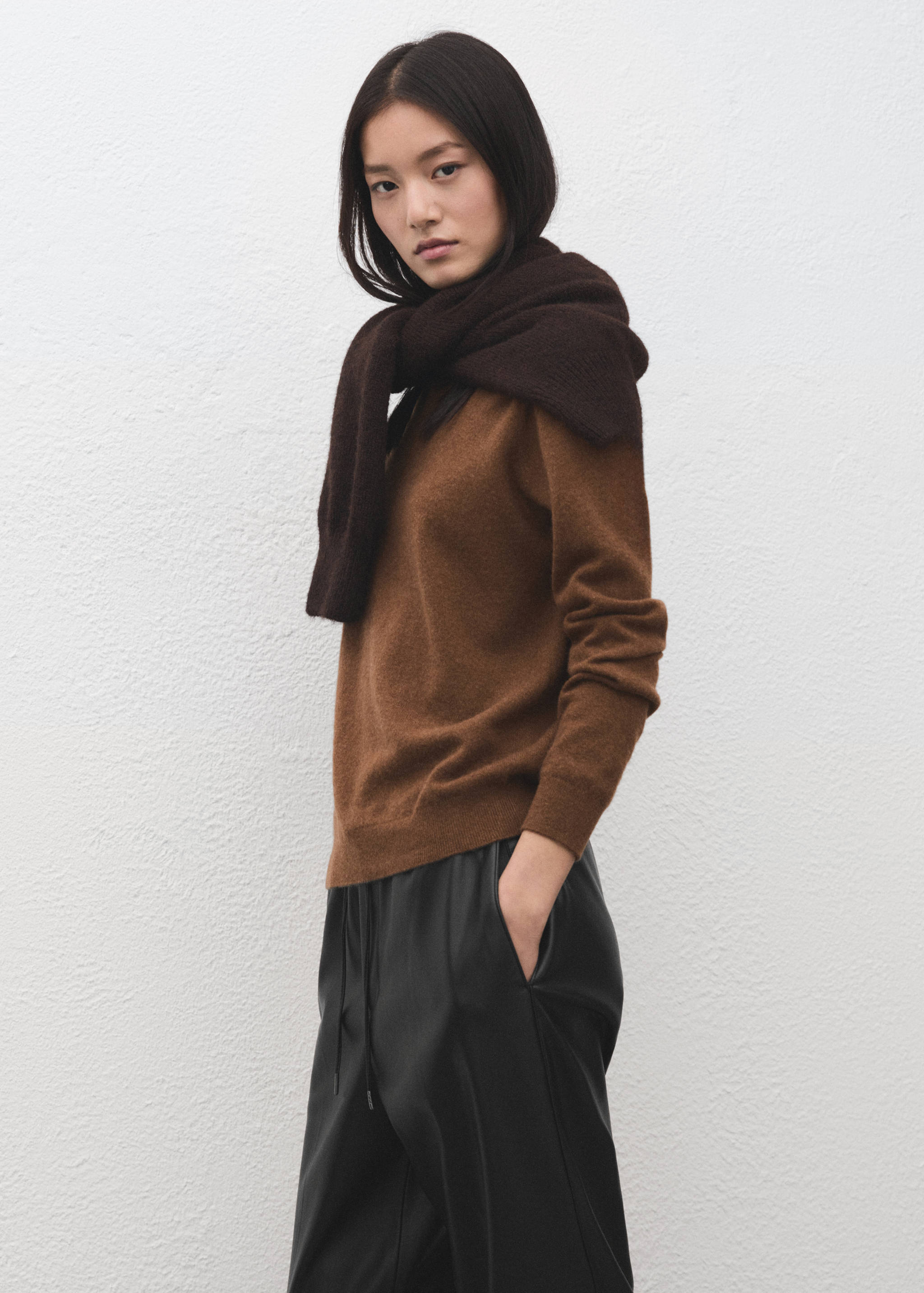 Faux-leather trousers with elastic waist - Details of the article 1