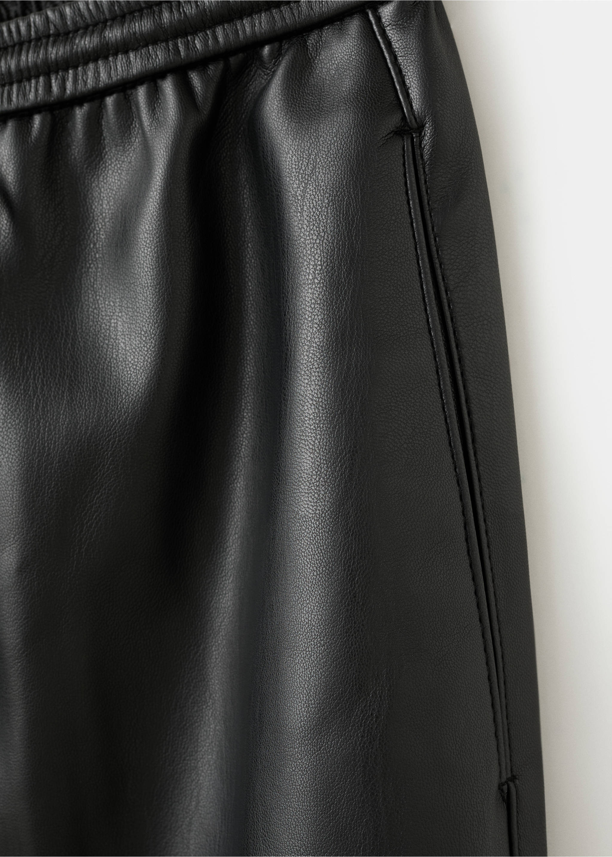 Faux-leather trousers with elastic waist - Details of the article 8, Black. Ref: 27061293-00.