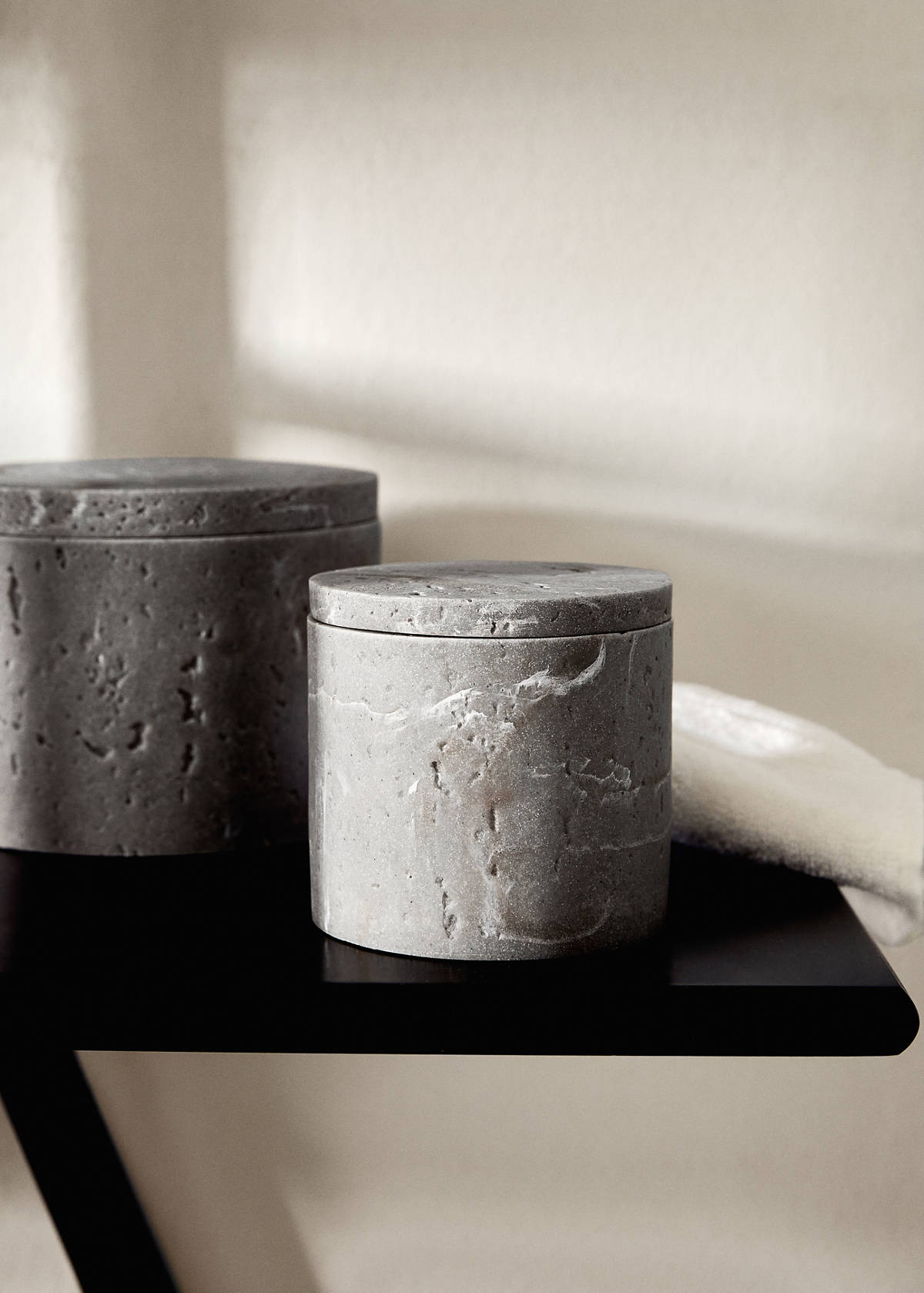 Small travertine-effect resin bathroom jar — Light/Pastel Grey