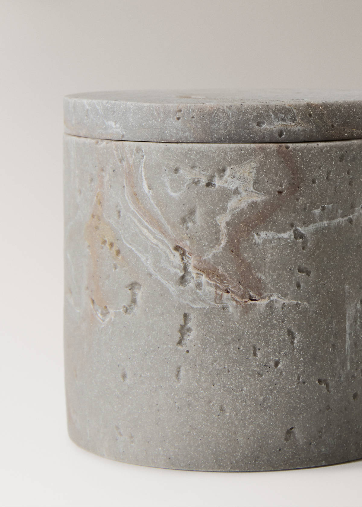 Small travertine-effect resin bathroom jar — Light/Pastel Grey