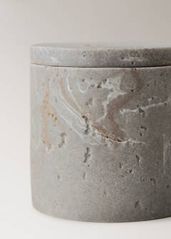 Small travertine-effect resin bathroom jar — Light/Pastel Grey 2