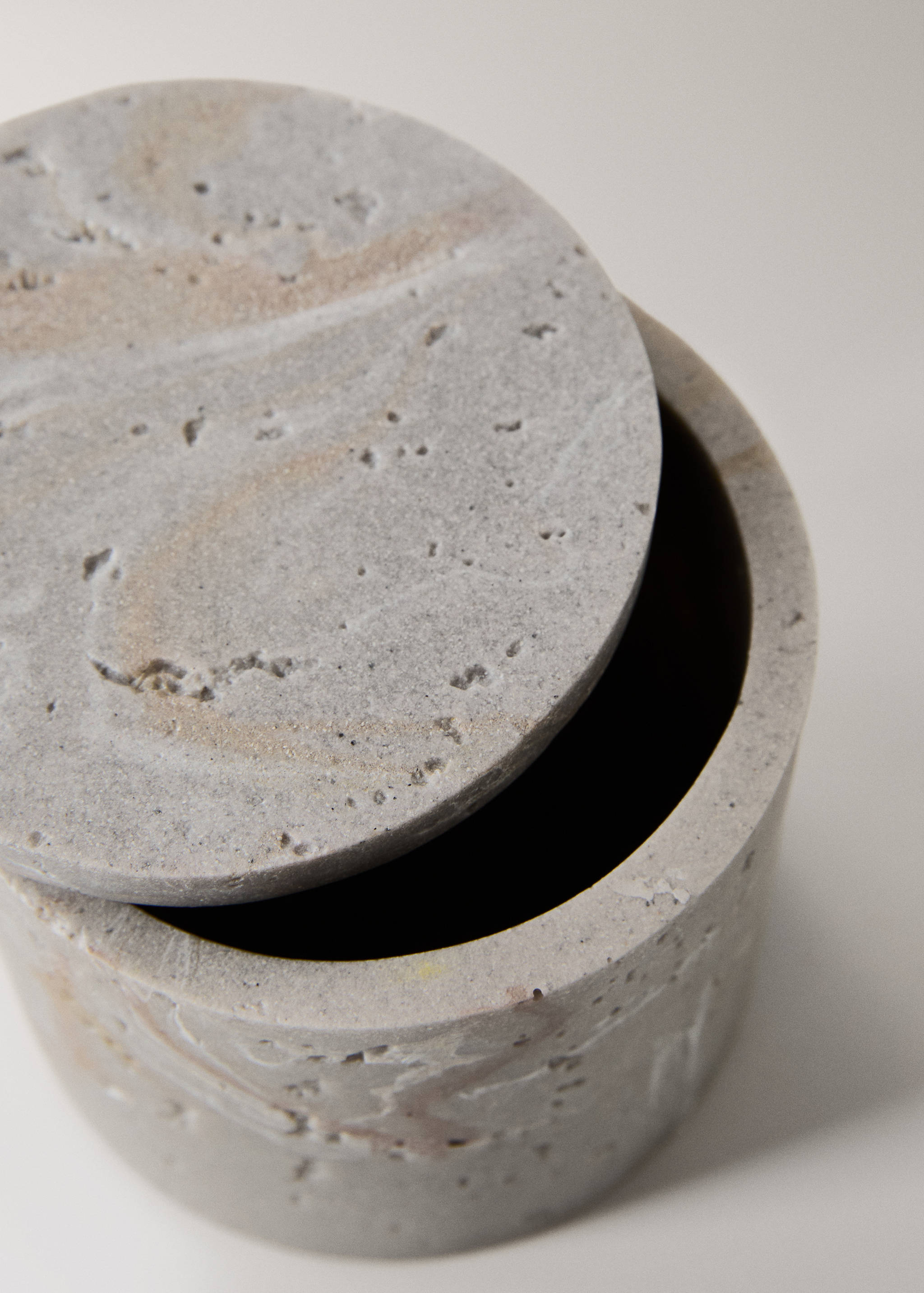 Small travertine-effect resin bathroom jar - Details of the article 2