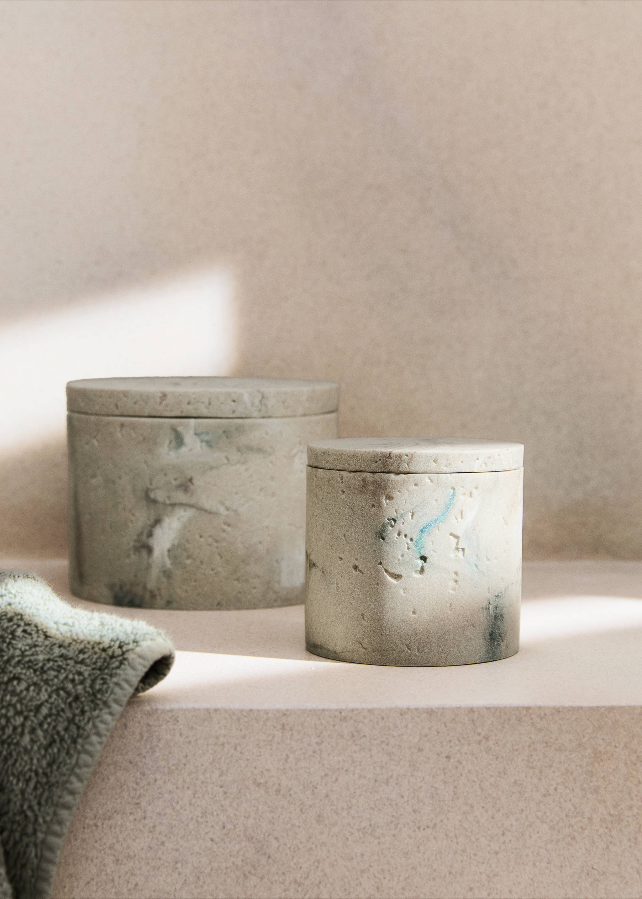 Small travertine-effect resin bathroom jar - General plane