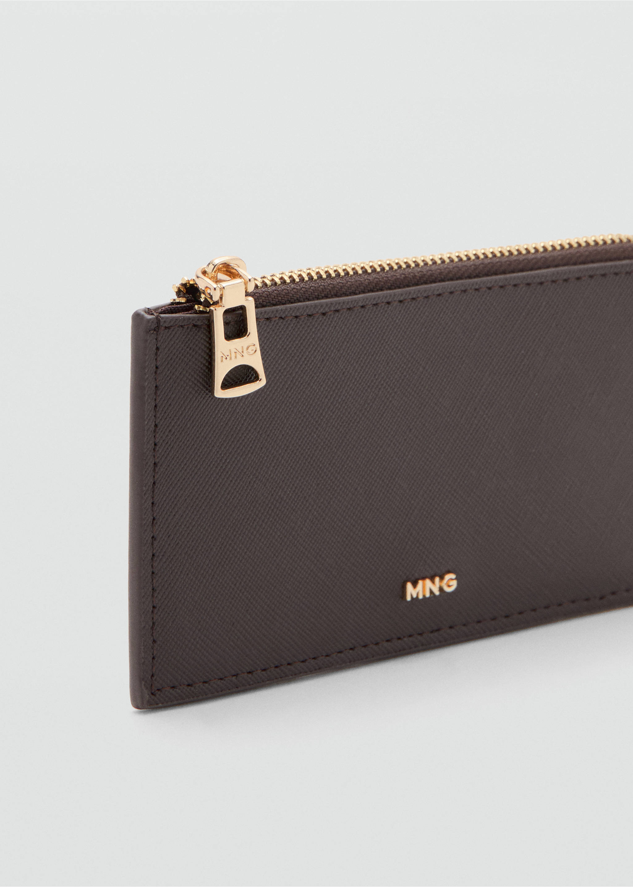 Saffiano-effect card holder with zip - Details of the article 1, Chocolate. Ref: 27061331-00.
