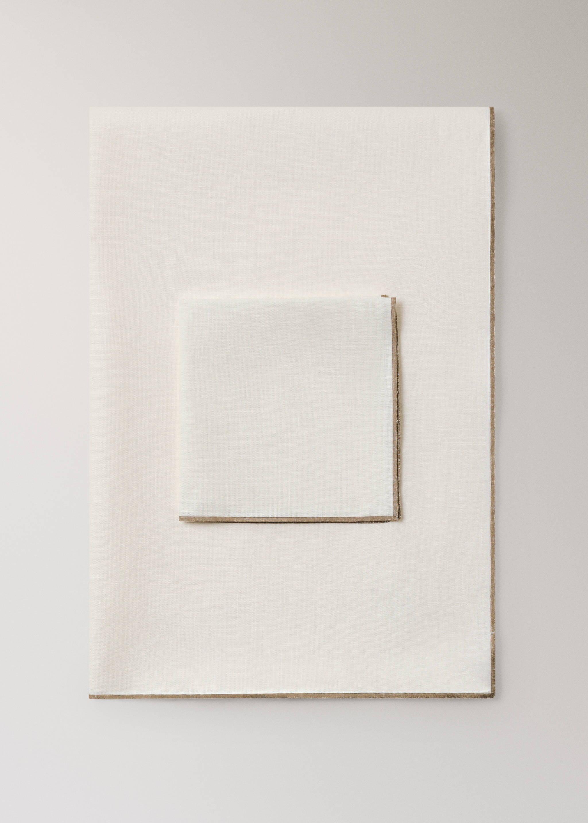 100% linen napkins with contrasting overlock stitching - Details of the article 3