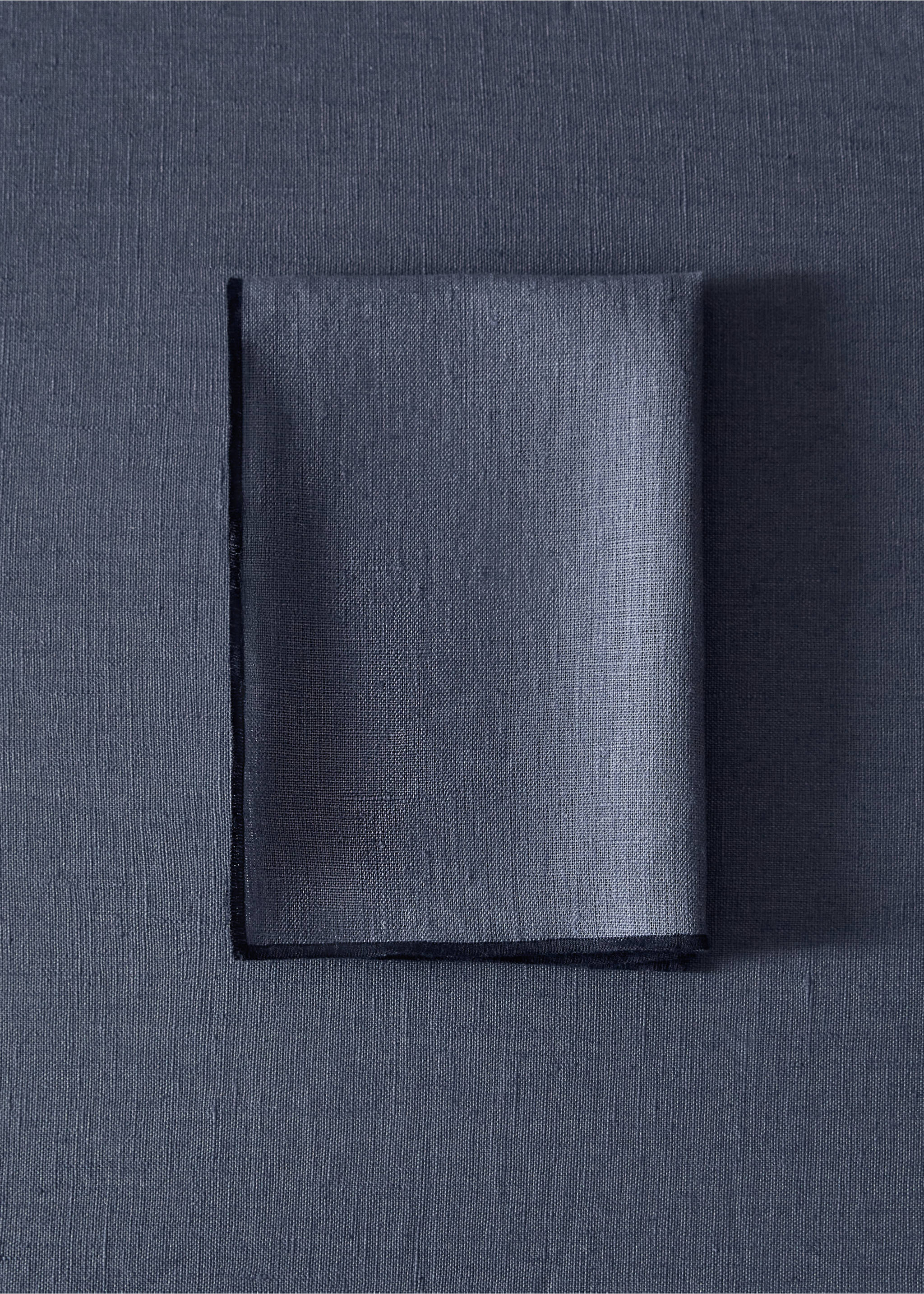 100% linen napkins with contrasting overlock stitching - General plane, Ink Blue. Ref: 27061336-00.