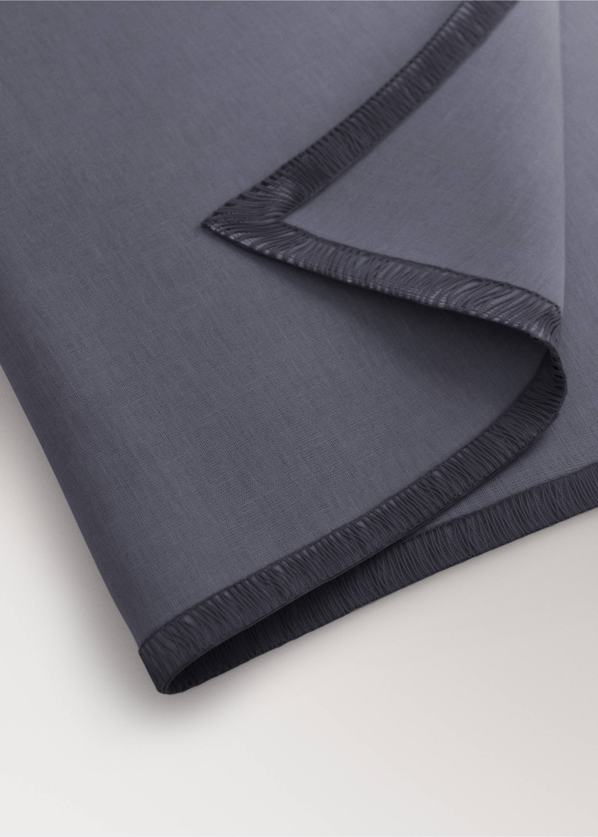 100% linen napkins with contrasting overlock stitching - Details of the article 1, Ink Blue. Ref: 27061336-00.