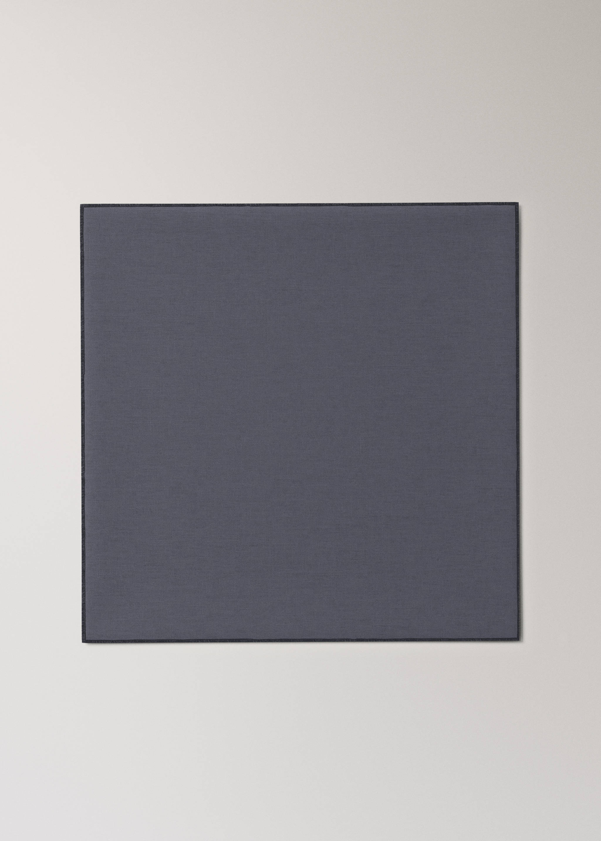 100% linen napkins with contrasting overlock stitching - Details of the article 2