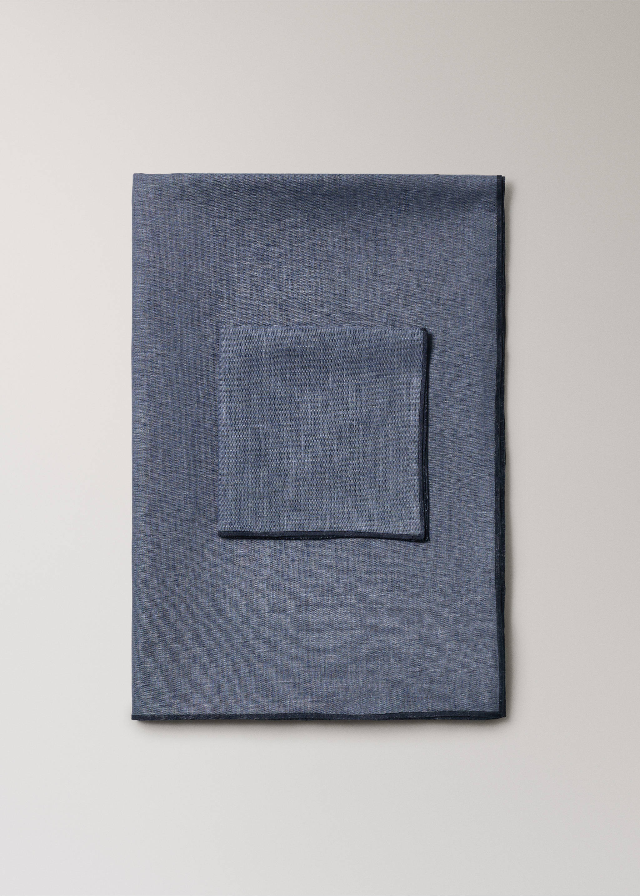 100% linen napkins with contrasting overlock stitching - Details of the article 3, Ink Blue. Ref: 27061336-00.