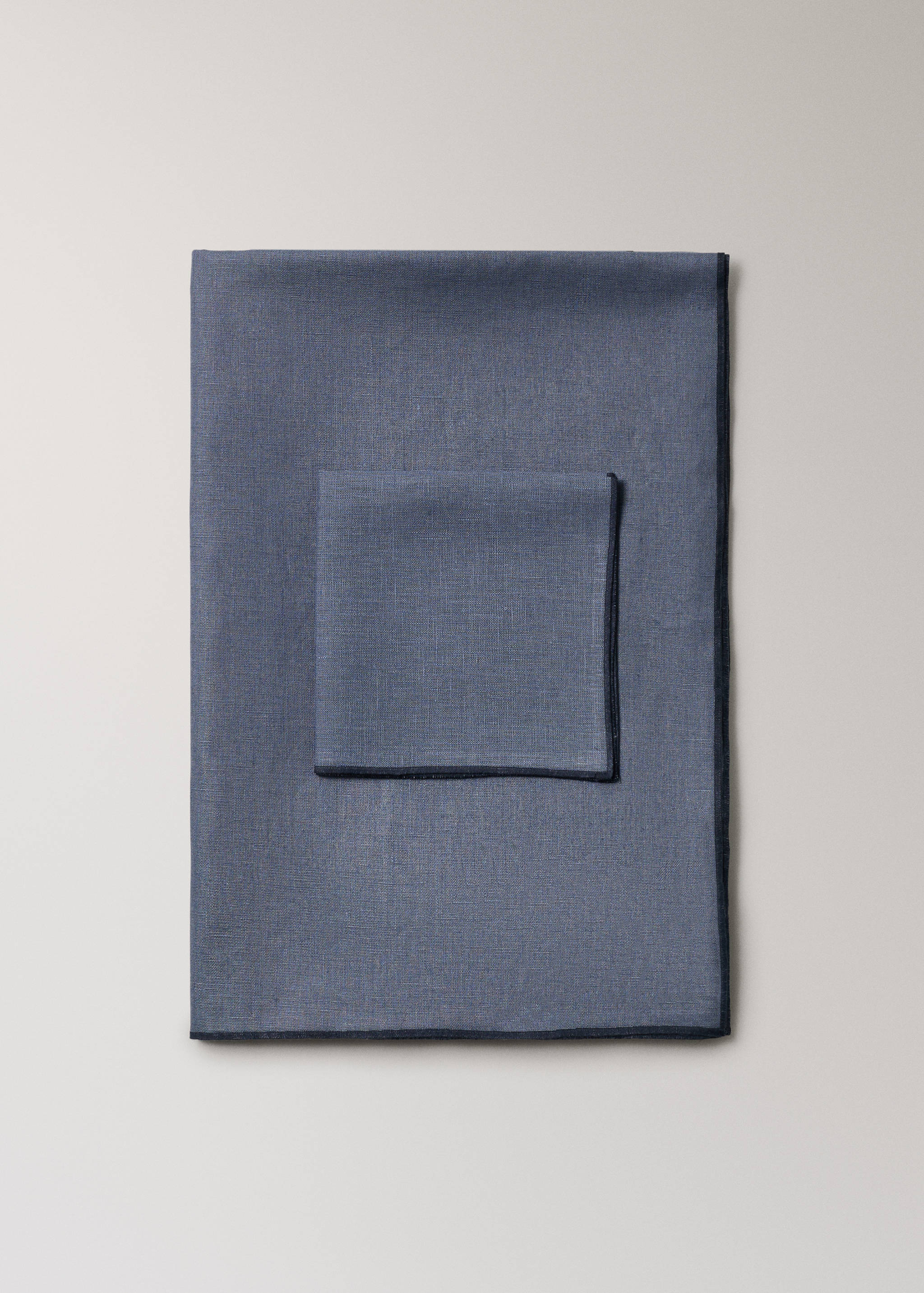100% linen napkins with contrasting overlock stitching - Details of the article 3