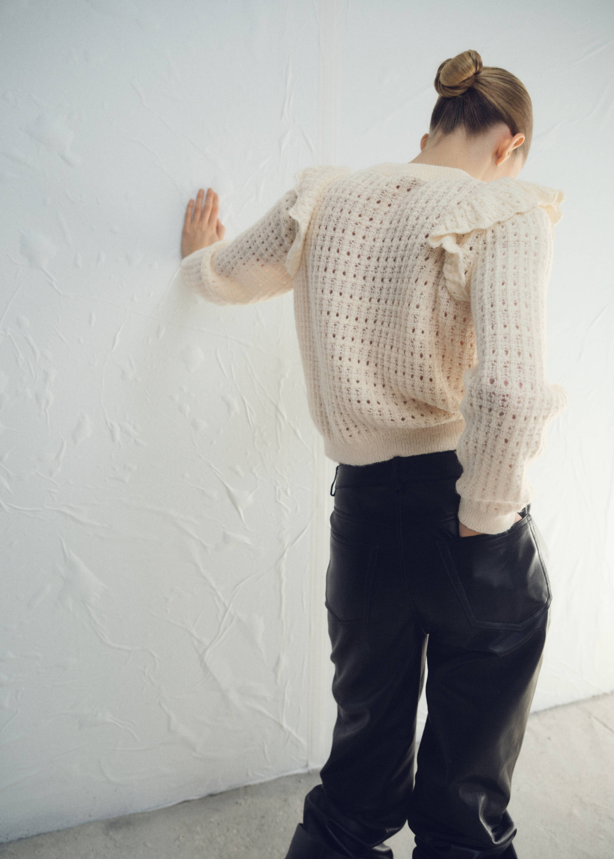 Openwork knitted sweater with ruffles - Reverse of the article