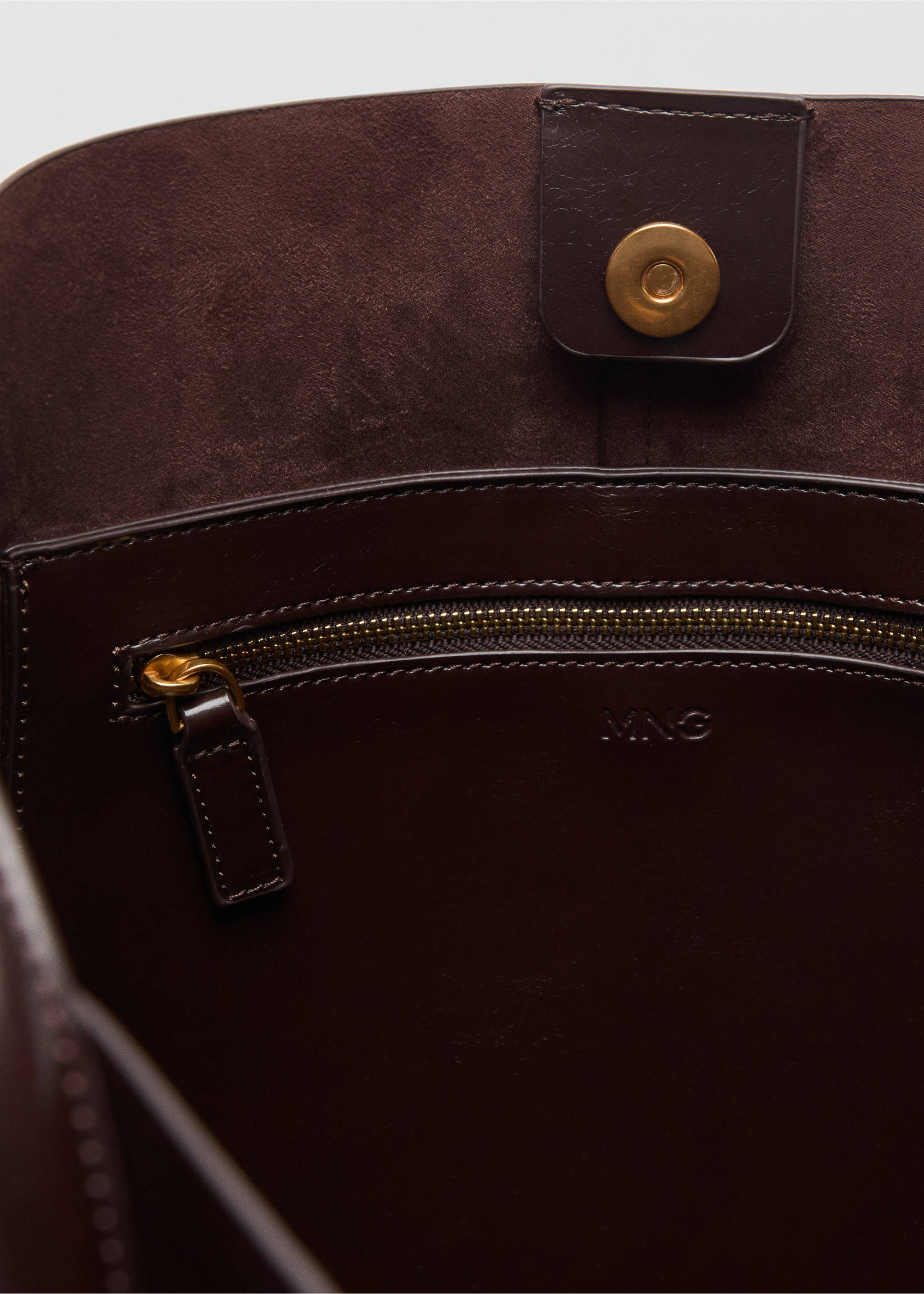 Shiny shoulder bag - Details of the article 2, Chocolate. Ref: 27061347-00.