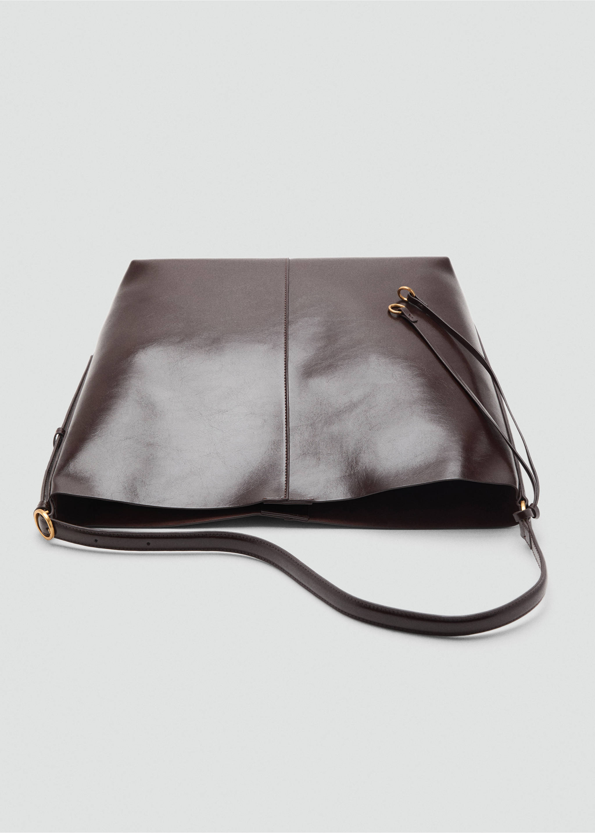 Shiny shoulder bag - Details of the article 4, Chocolate. Ref: 27061347-00.