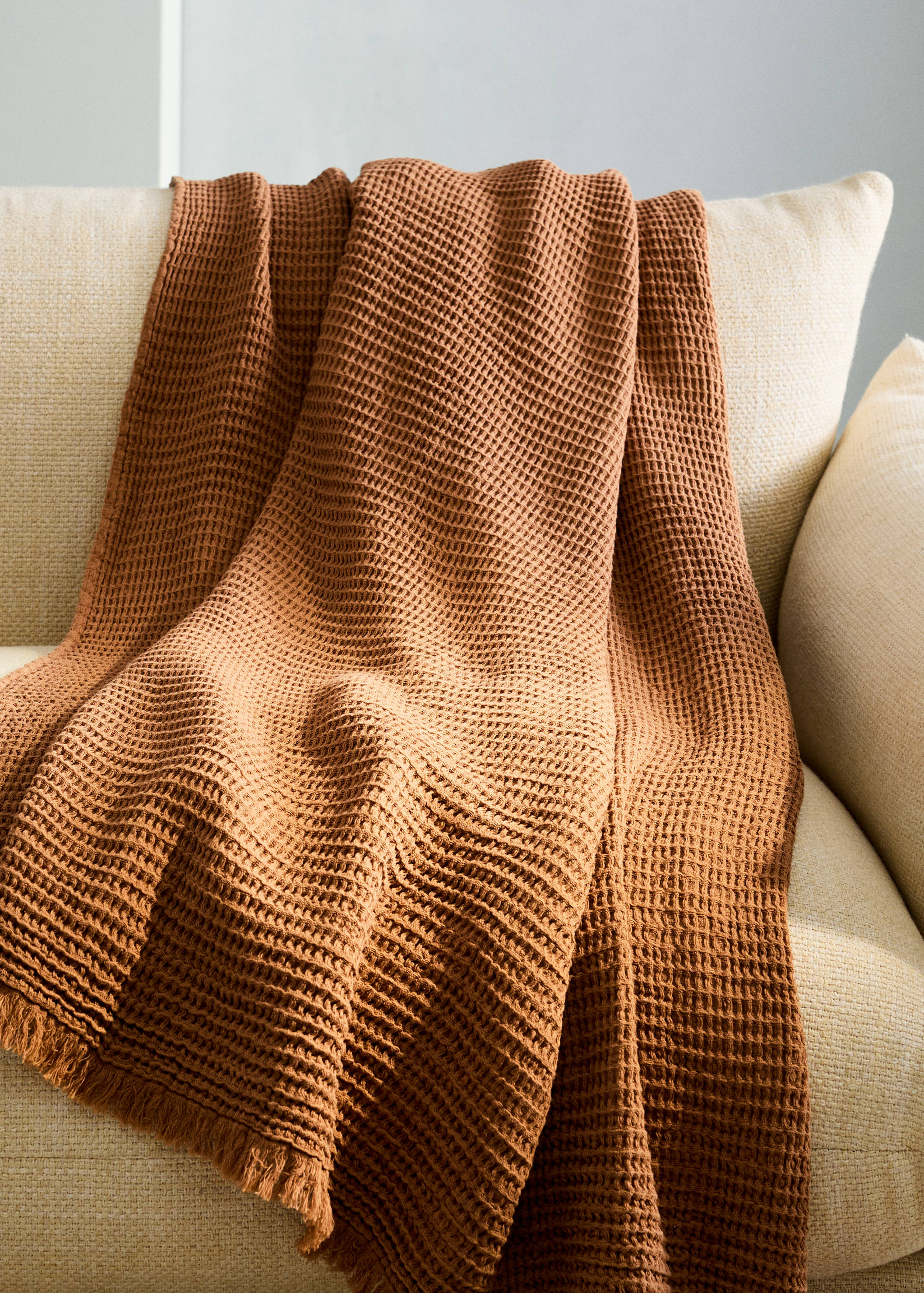 Cotton waffle blanket with fringed finish - General plane