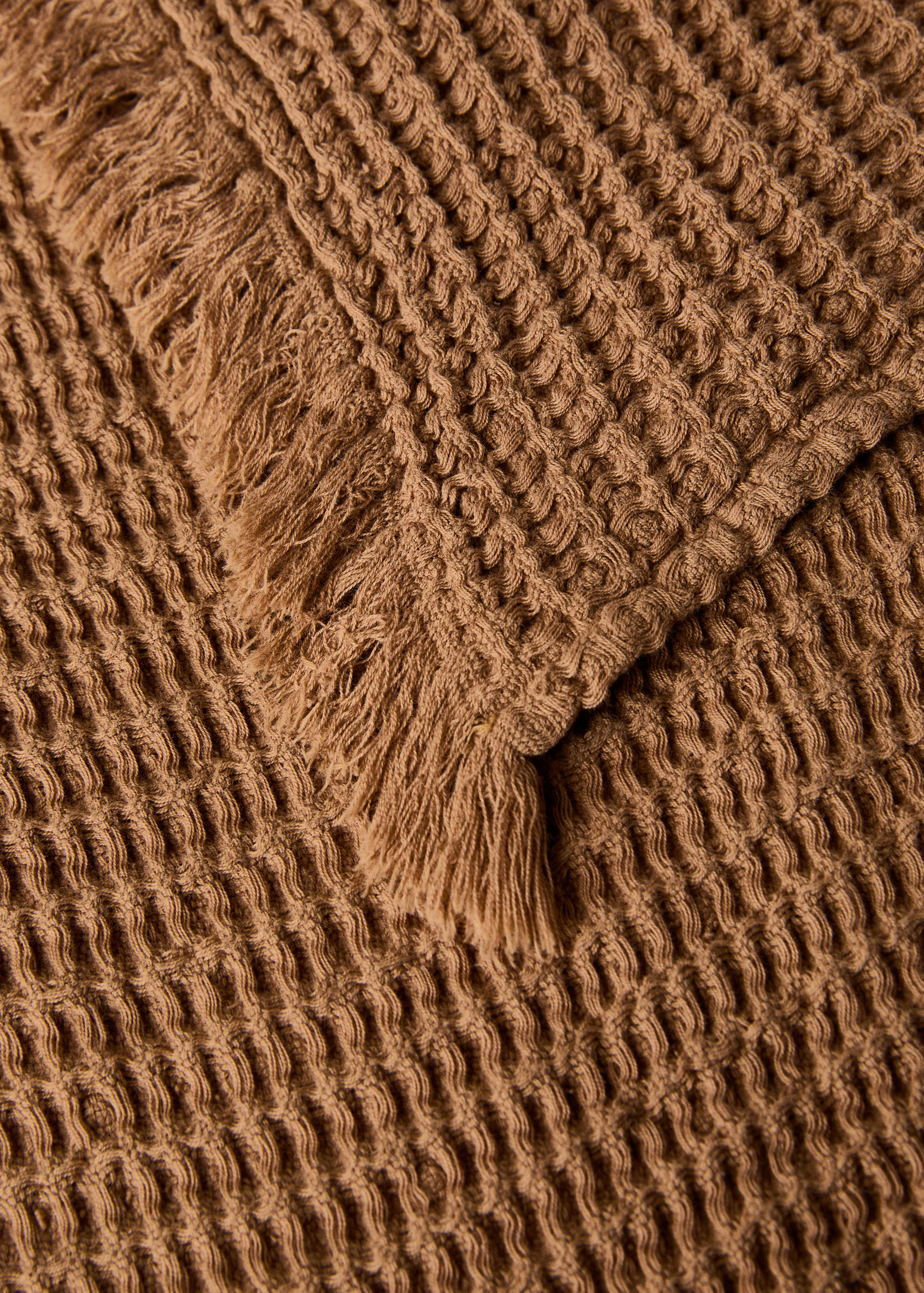 Cotton waffle blanket with fringed finish - Details of the article 1