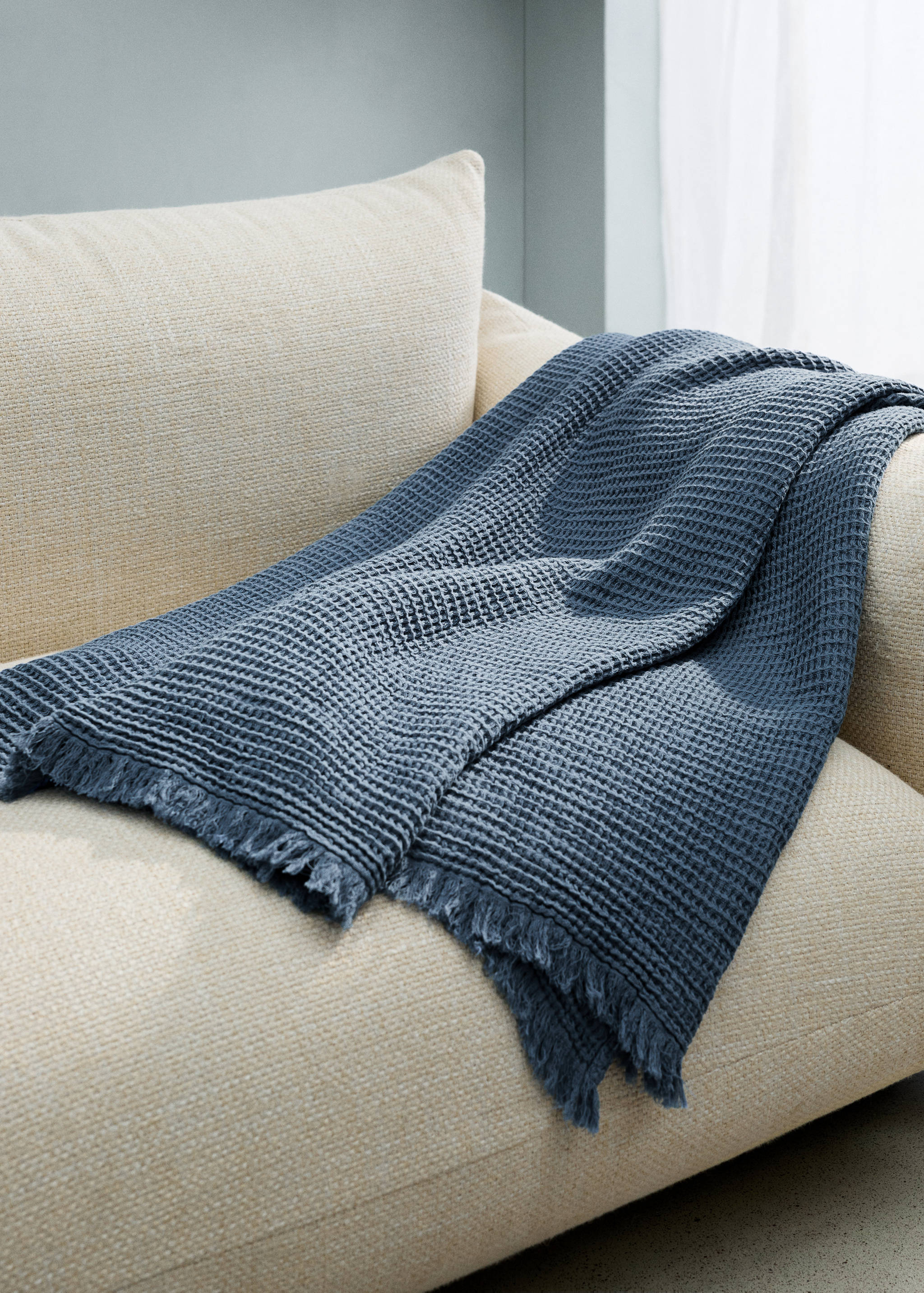 Cotton waffle blanket with fringed finish - General plane