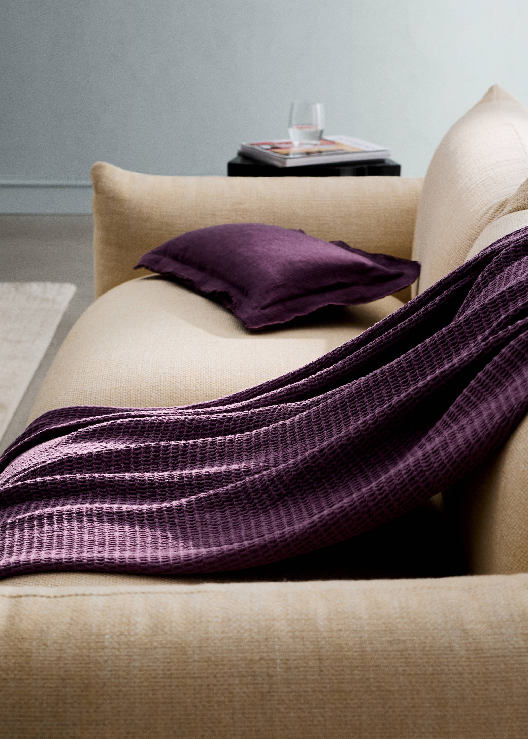 Cotton waffle blanket with fringed finish - General plane