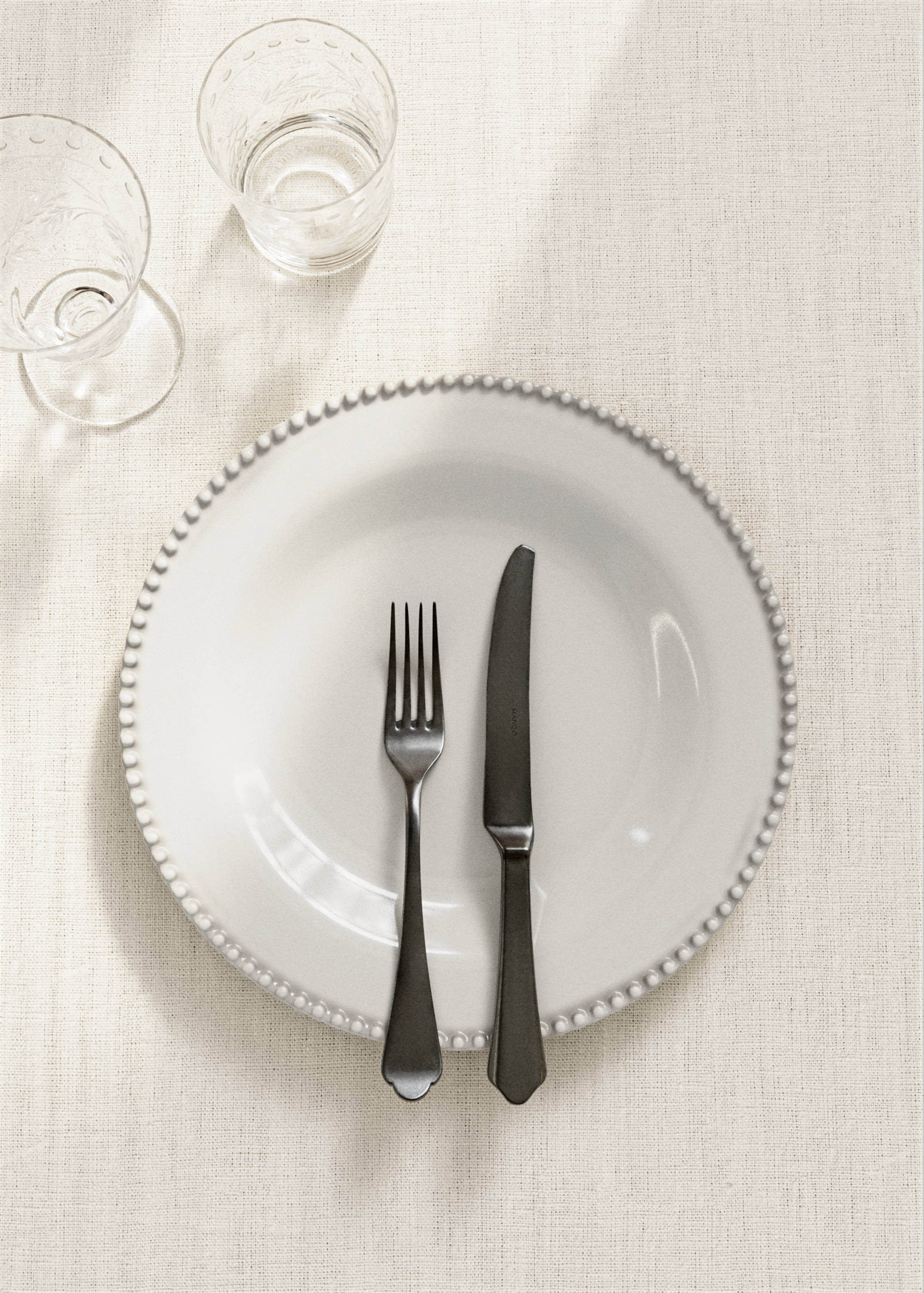 Essteller aus Steingut mit verziertem Rand - Allgemeine Ansicht